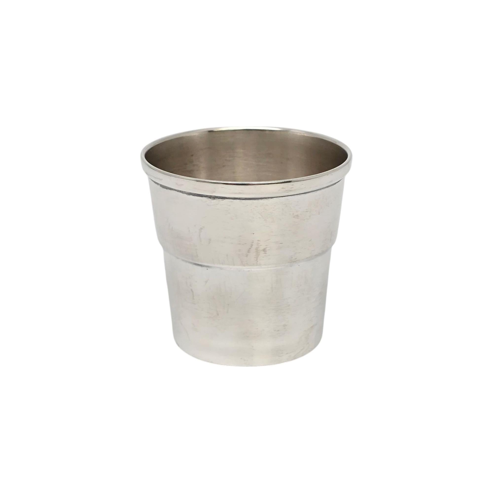 Bicchiere jigger in argento sterling di Wallace, modello #5213, con monogramma.

Il monogramma sembra essere CCCN

Un piccolo bicchierino d'argento con finitura liscia e lucida.

Misura circa 1 7/8