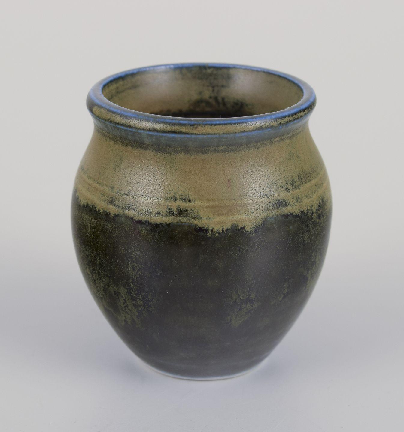 Les produits d'occasion sont exonérés de droits d'importation pour les clients américains. 
Par conséquent, aucun droit d'importation ne s'appliquera à votre achat.

Wallåkra et divers céramistes suédois.
Quatre vases miniatures en