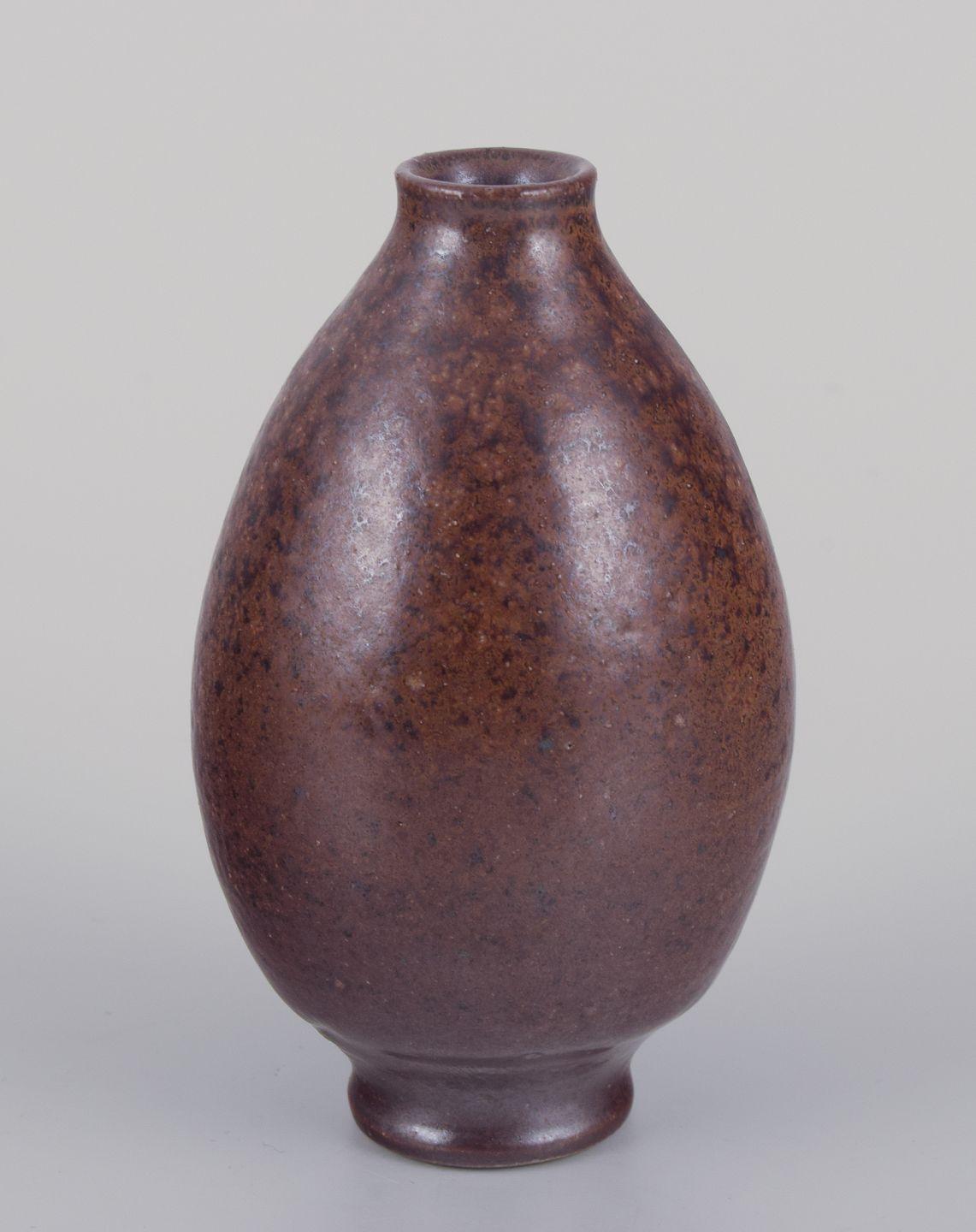 Suédois Wallåkra et divers céramistes suédois. Quatre vases miniatures en céramique. en vente