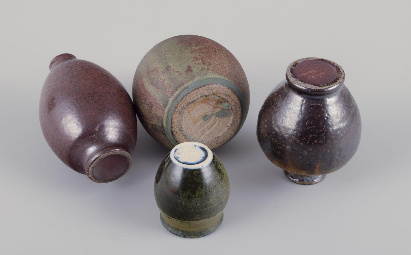 Milieu du XXe siècle Wallåkra et divers céramistes suédois. Quatre vases miniatures en céramique. en vente