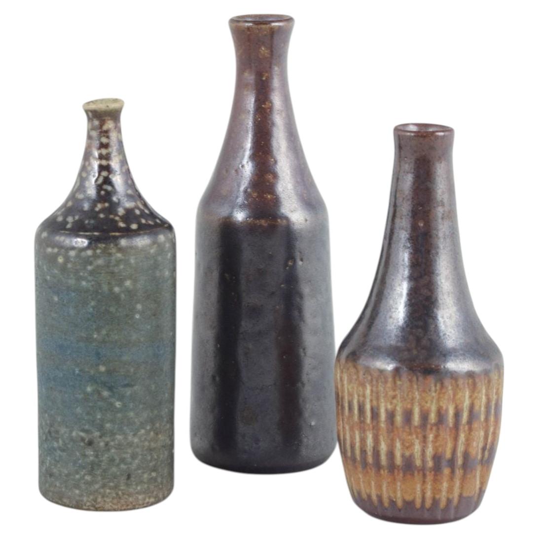 Wallåkra Ceramics, Schweden. Drei kleine Keramikvasen. Mitte des 20. Jahrhunderts