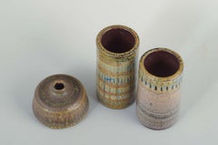 Cerámica de Wallåkra . Tres jarrones de gres con esmaltes multicolores.