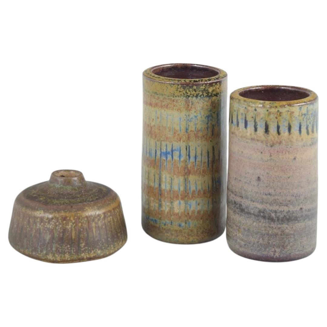 Cerámica de Wallåkra . Tres jarrones de gres con esmaltes multicolores.