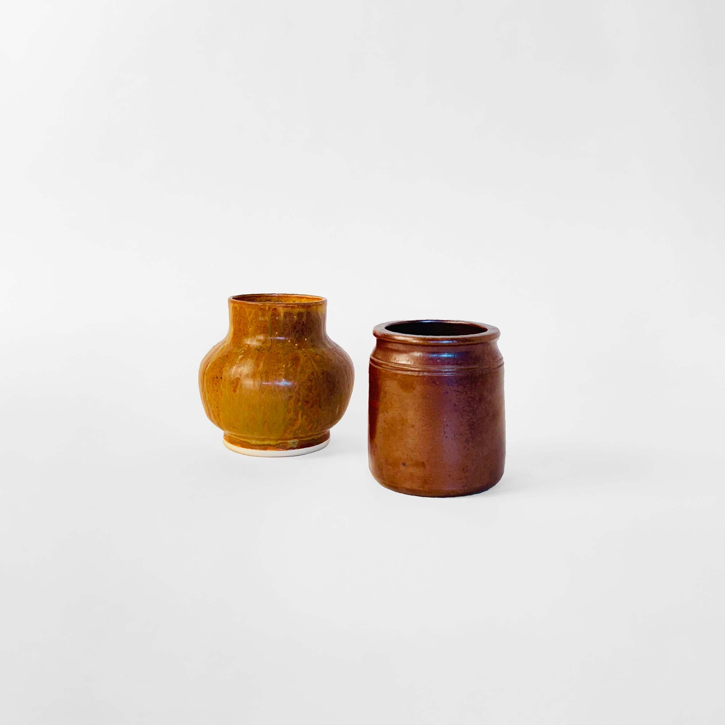 Wallåkra cylinder shape dark brown vase, made in Sweden. Paired with a California Pottery vase, with organic shape and finish in light brown glaze.
DIMENSIONS
DARK BROWN VASE WALLAKRA
Height 4.25 IN / 10.79 CM
Diam 4 IN / 10.16 CM
LIGHT