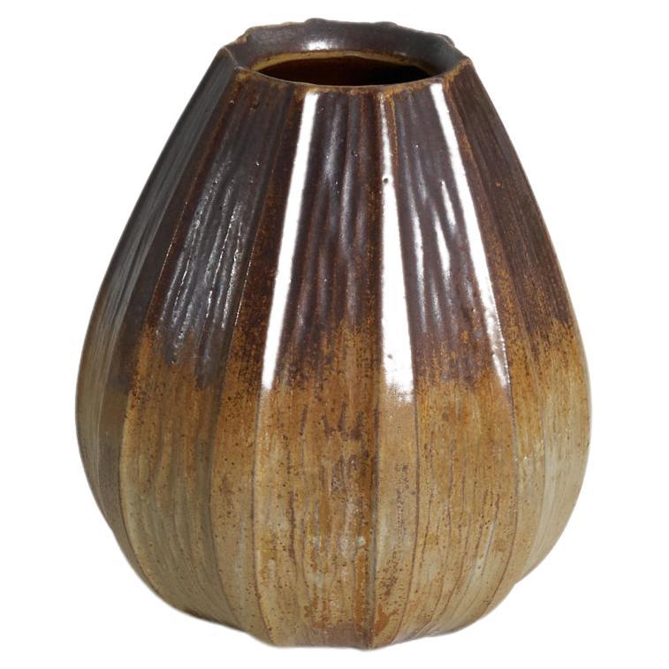 Wandkra, geriffelte Vase, braun und beige glasiertes Steingut, Schweden, 1950er Jahre