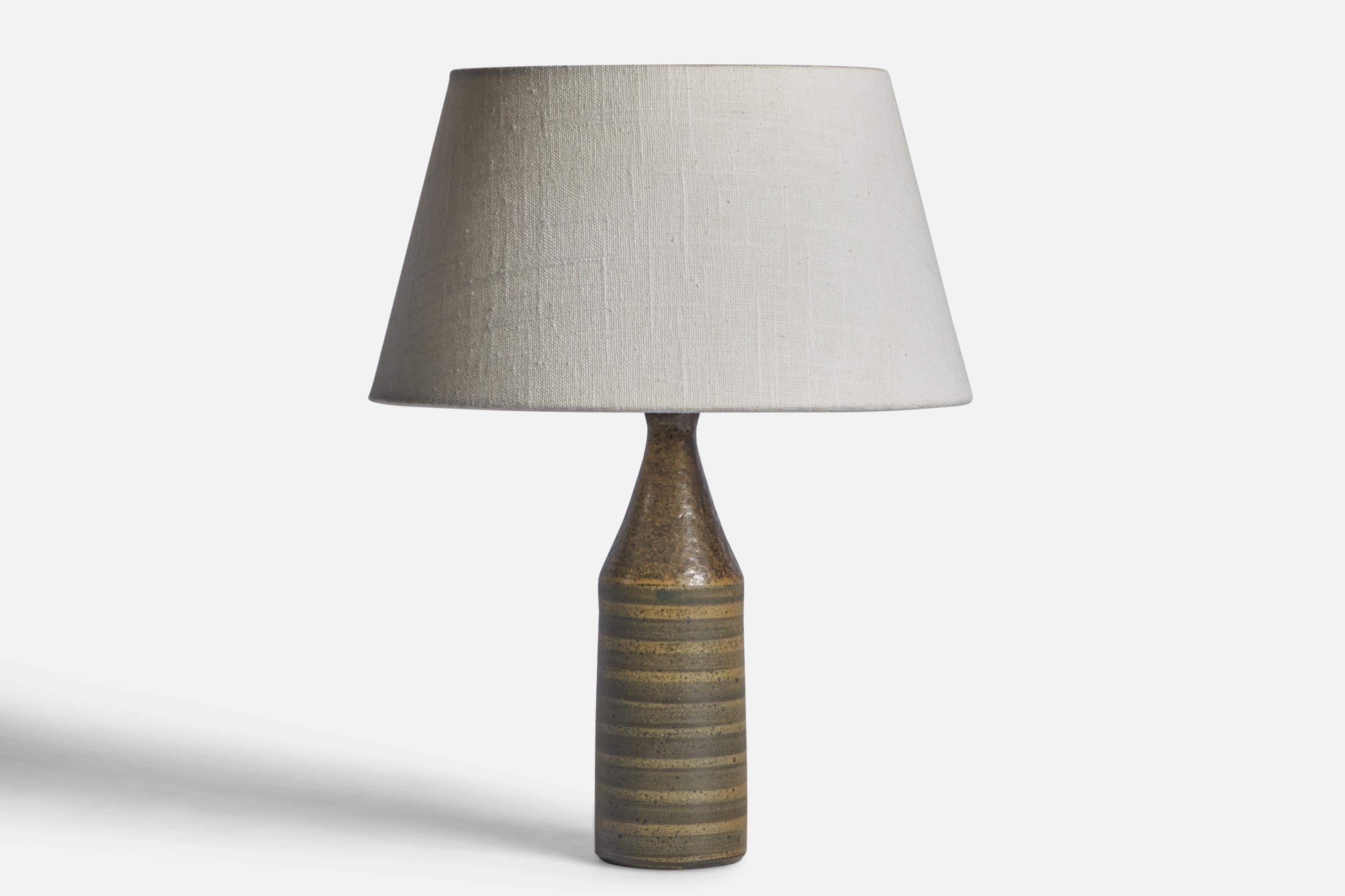 A brown beige and green-glazed stoneware table lamp designed and produced by Wallåkra, Sweden, c. 1950s.

Dimensions of Lamp (inches): 9.85” H x 2.55” Diameter
Dimensions of Shade (inches): 7” Top Diameter x 10” Bottom Diameter x 5.5” H 
Dimensions