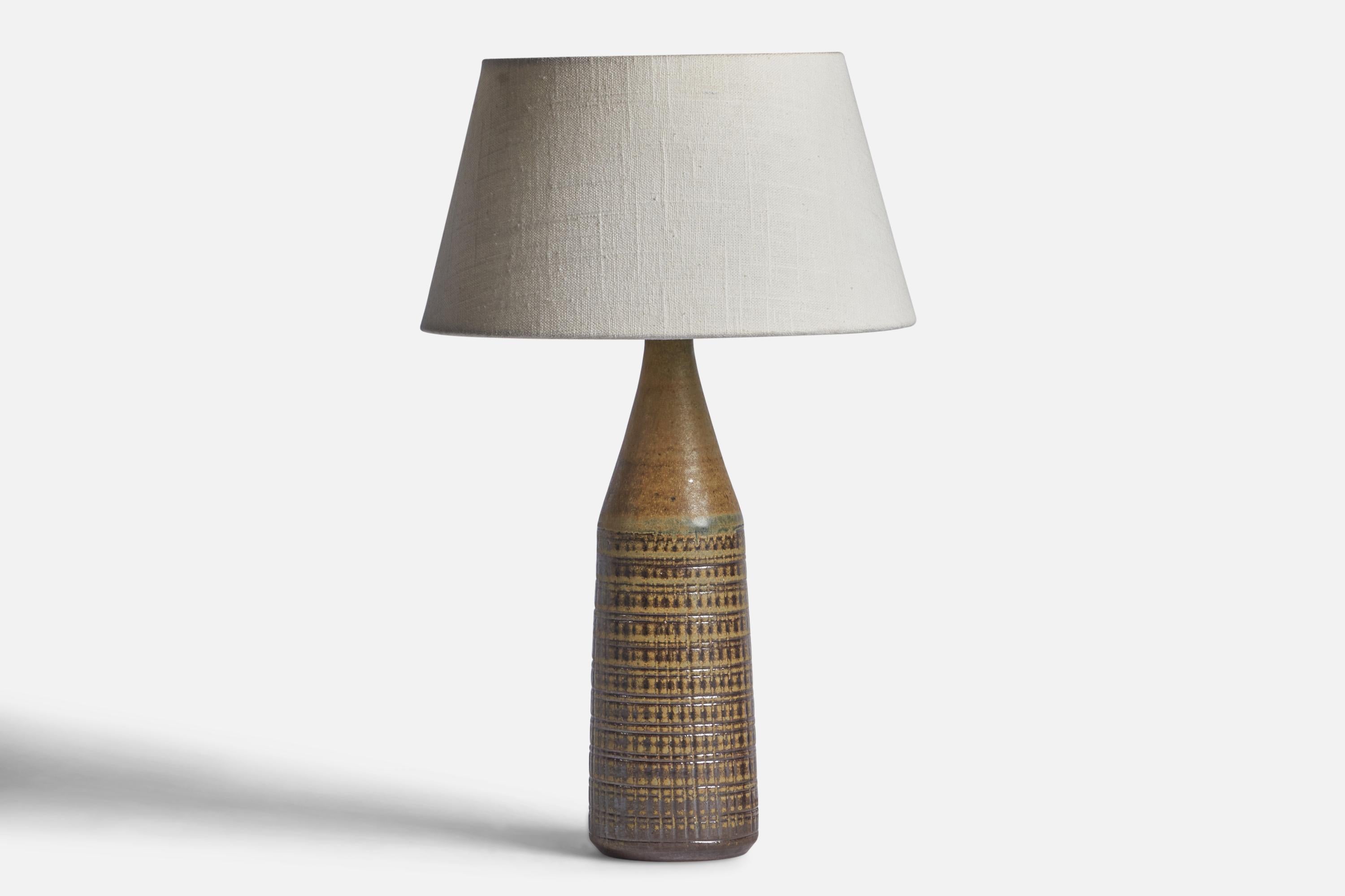Lampe de table en grès émaillé brun et vert, conçue et produite par Wallåkra, Suède, vers les années 1950.

Dimensions de la lampe (pouces) : 13.25