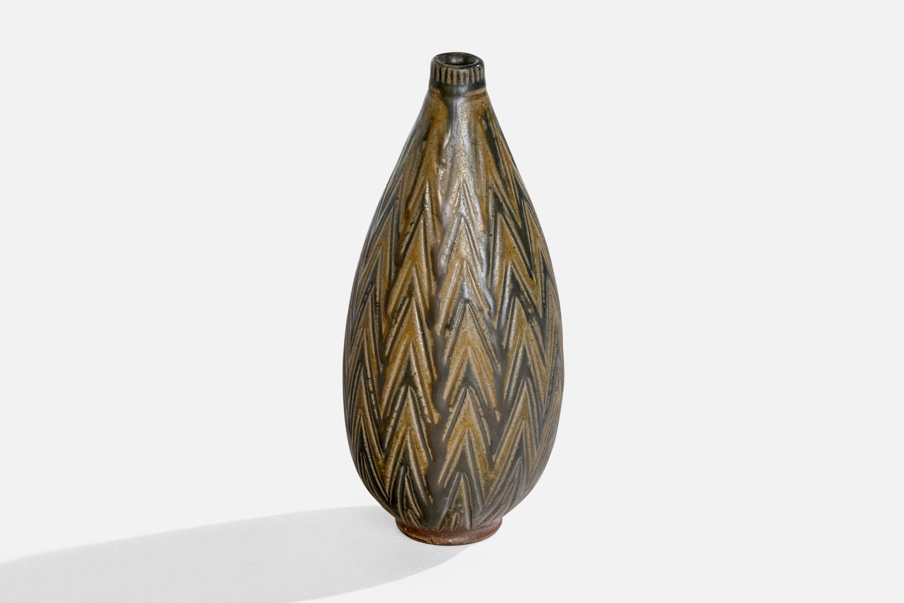 Vase en céramique peint en brun noirci et incisé, produit par Wallåkra, Suède, vers les années 1950.

Dimensions : 7.25