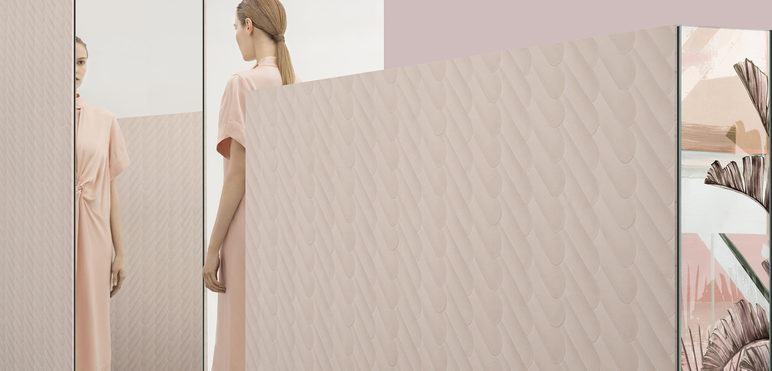 Wall&decò turns from photographs to wall paintings, from tromp-l'oeils to macro-designs on material backgrounds into a vertical wall pattern, with truly original visual effects.

Embossed vinyl wallpaper with nonwoven backing, 3D surface

Roll