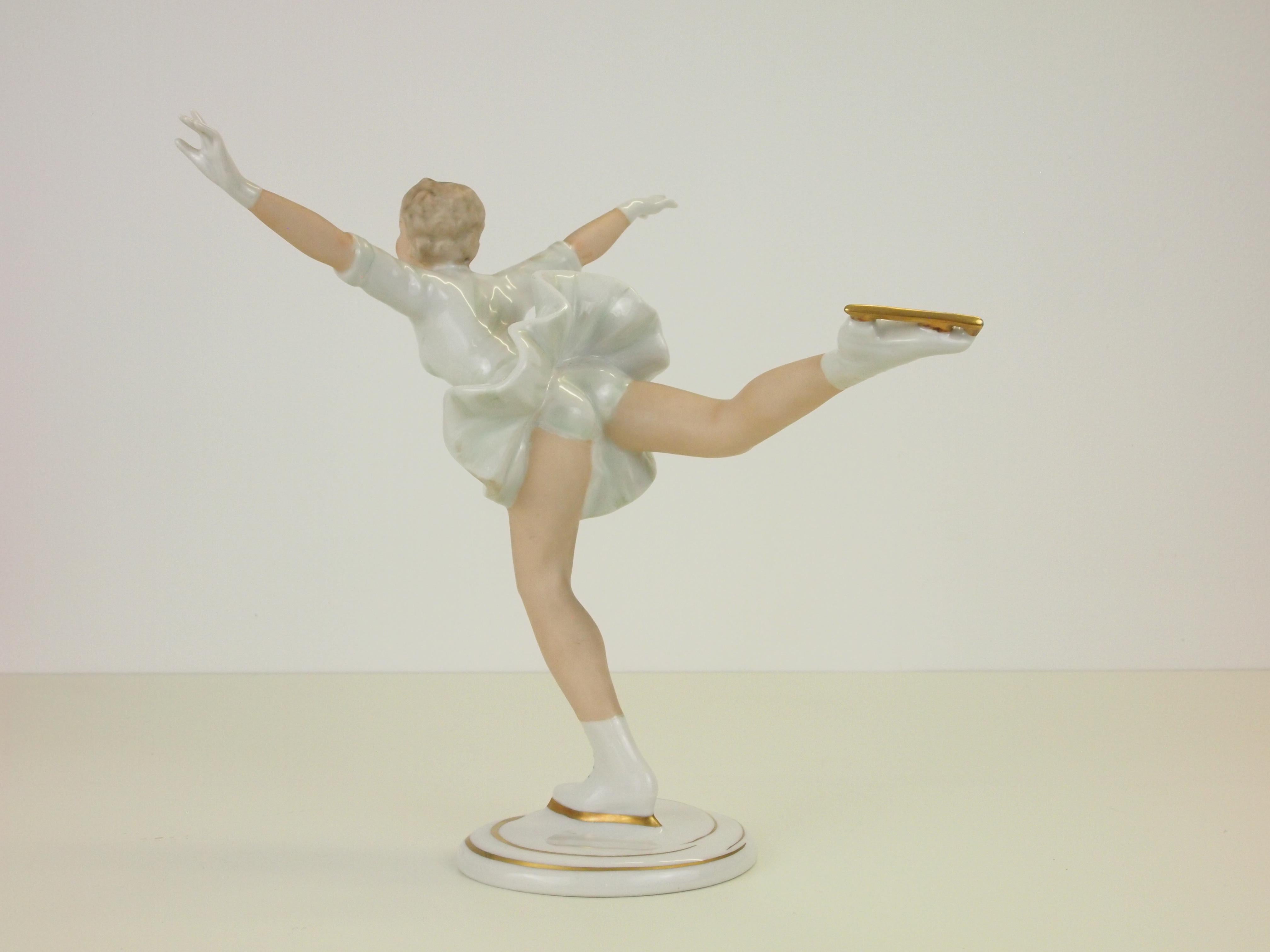 Wallendorf Midcentury German Porcelain Figurine Depicting a Figure Skater In Good Condition For Sale In Hilversum, Noord Holland