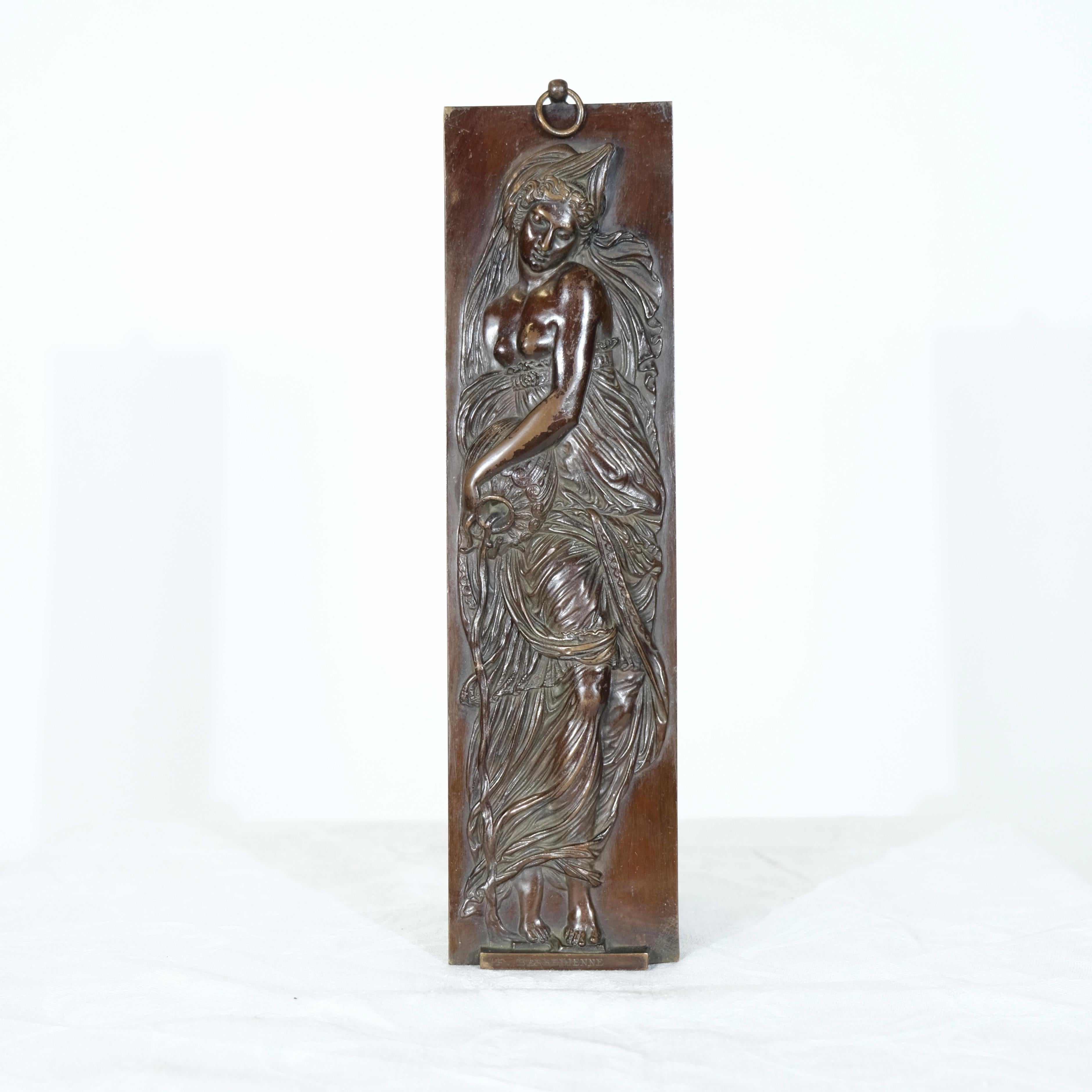 Diese exquisite Bronzetafel mit einer Höhe von 29 cm und einer Breite von 8 cm ist ein bemerkenswertes Beispiel feiner Metallkunst, signiert von F. Barbedienne, einer renommierten französischen Gießerei des 19. Jahrhunderts, die für die Herstellung