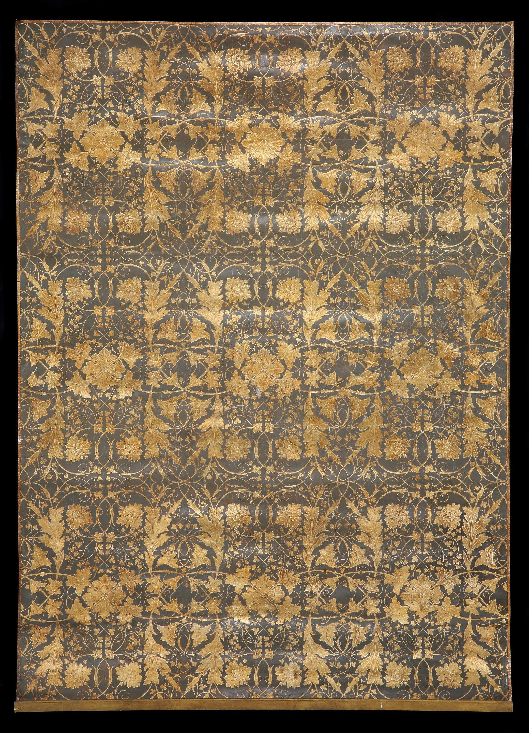 El diseño dorado y estilizado del follaje en volutas está grabado en el cuero gris, realzando el efecto del relieve. Los dieciocho paneles se prensaron a partir de bloques de moldura realizados para recrear un diseño de la década de 1850 de Jacques