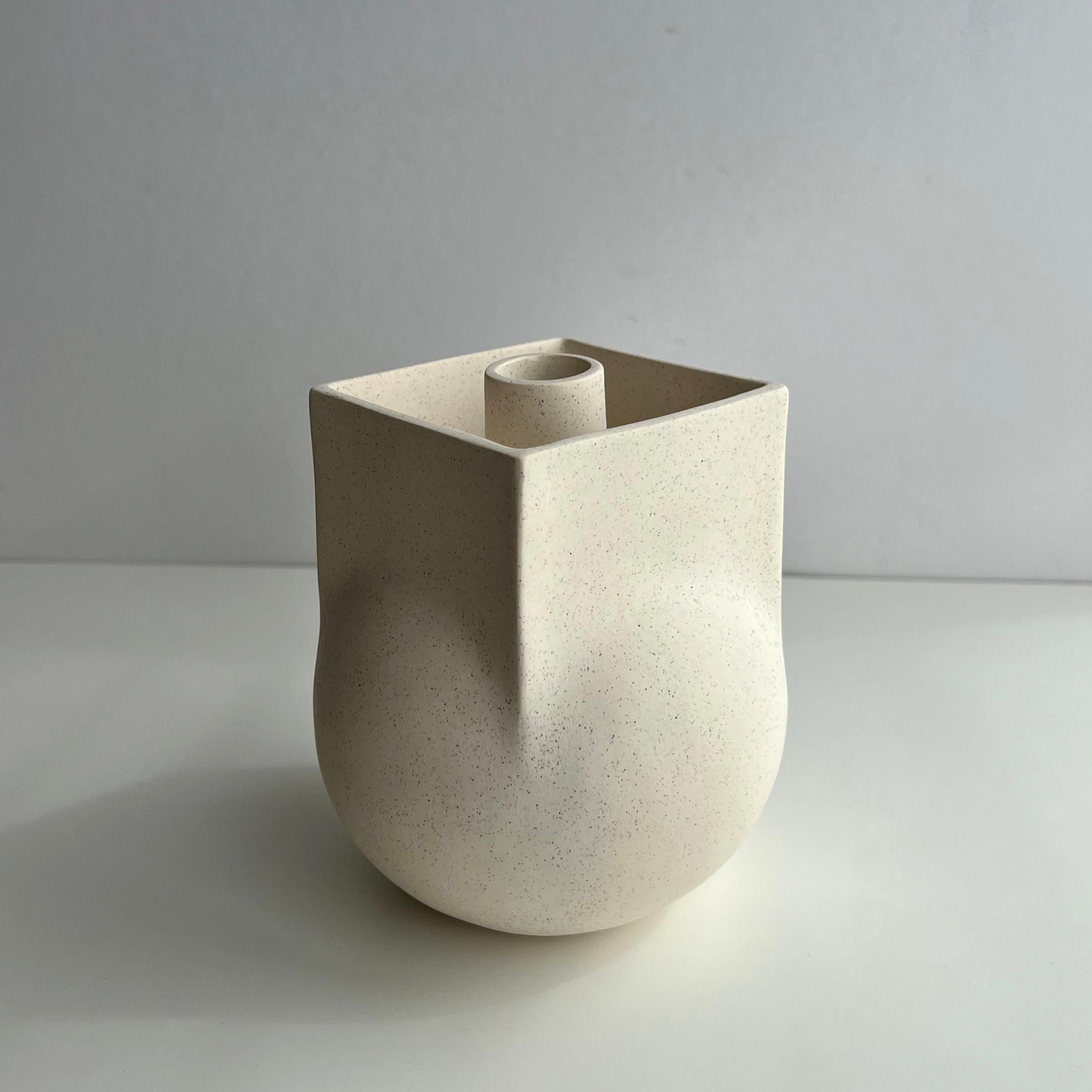 Recipiente escultórico Walls de Karin Amdal
Único en su especie.
Dimensiones: P 12,5 x An 12,5 x Al 14,5 cm.
Materiales: Cerámica/arcilla de gres.

Las piezas están hechas a mano, son únicas y los tamaños pueden variar ligeramente. Se puede fabricar