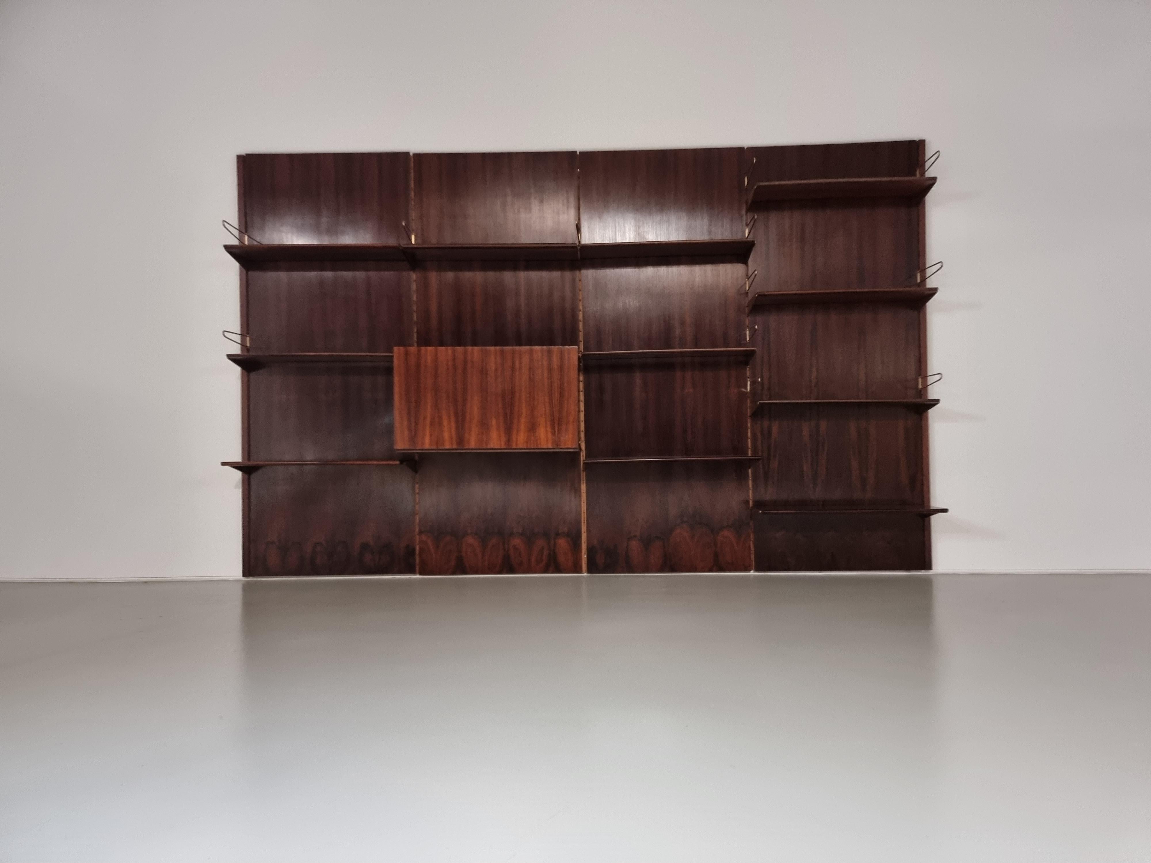 Large modular wall unit BO71 from the 1960s by Finn Juhl with a beautiful rosewood veneer with brass. The placement of the shelves and cabinet can be freely chosen. The shelf was manufactured by Bovirke Denmark.