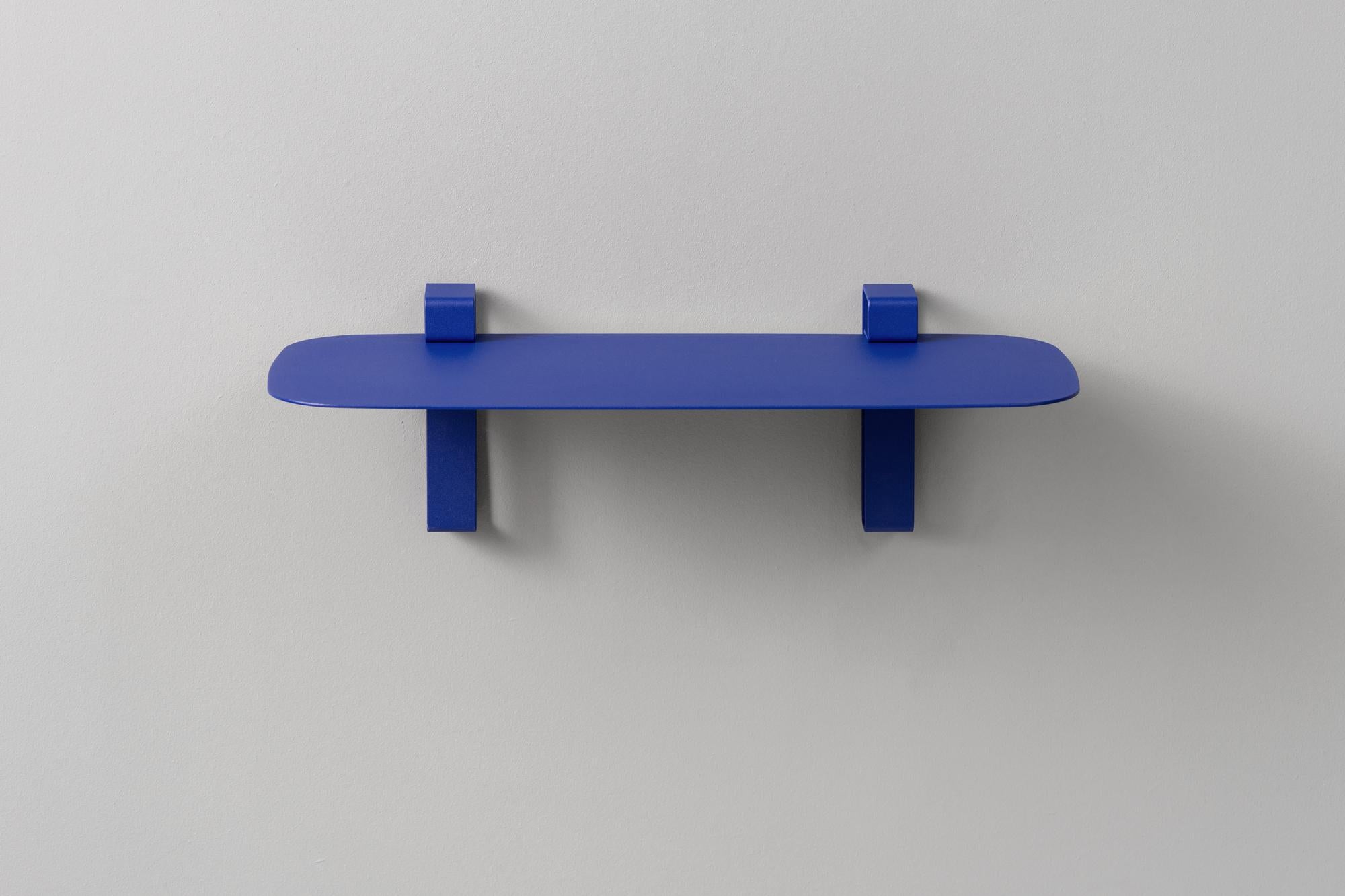Wally Big Ultra Blue Regal von +kouple
Abmessungen: T 5,3 x B 2,5 x H 1,7 cm. 
MATERIALIEN: Pulverbeschichteter Stahl.

Erhältlich in verschiedenen Farbvarianten. Erhältlich in zwei verschiedenen Größen. Bitte kontaktieren Sie uns.

Gebogene