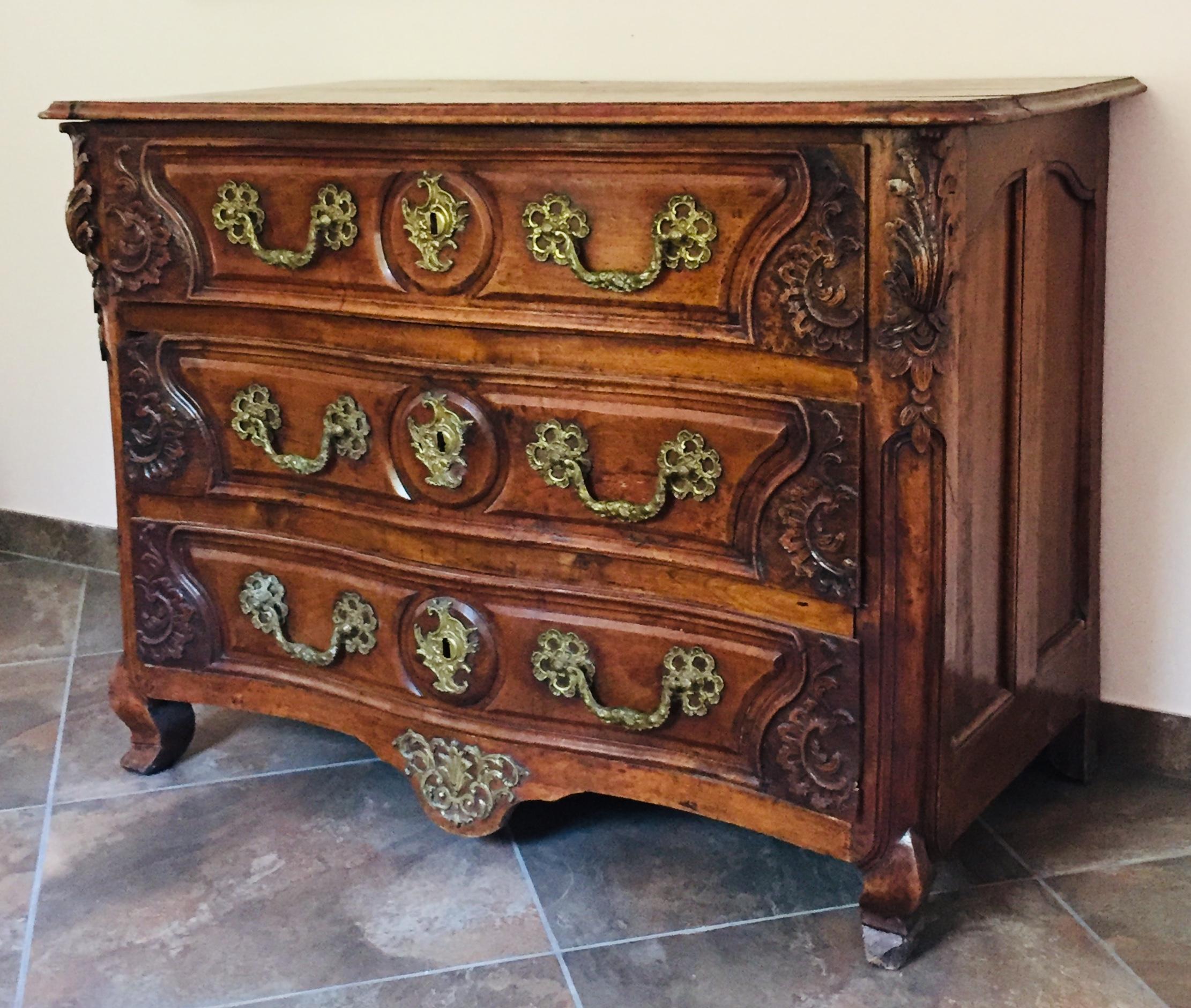 Walnut 18th Cent French Chest of Drawers Louis XV Typical from the Lyon Region For Sale 11