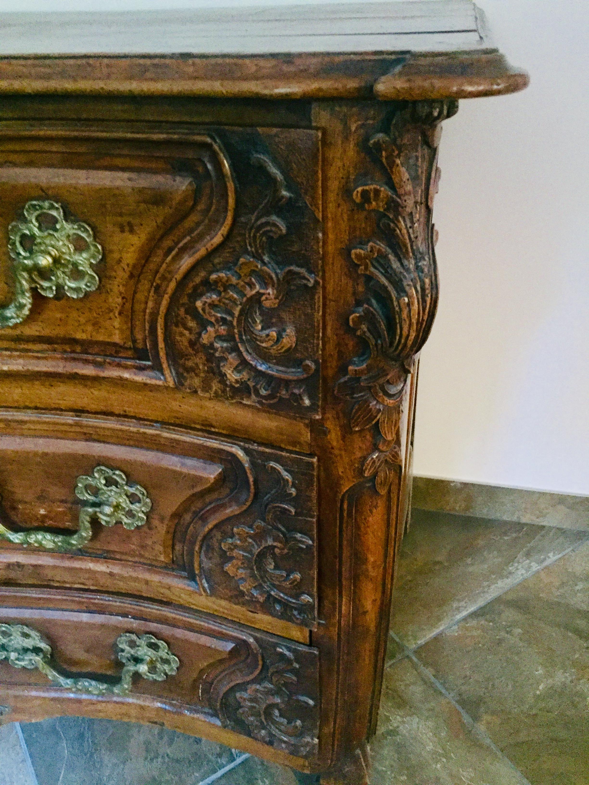 Walnut 18th Cent French Chest of Drawers Louis XV Typical from the Lyon Region In Good Condition For Sale In Miami, FL