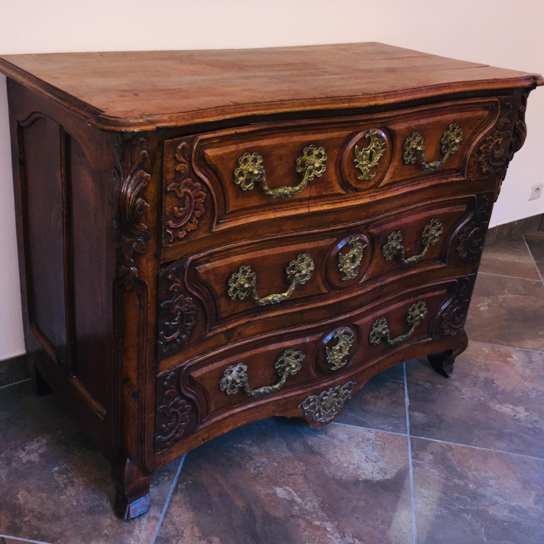 Walnut 18th Cent French Chest of Drawers Louis XV Typical from the Lyon Region For Sale 4