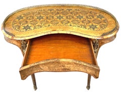 Nierenförmiger Bibliothekstisch aus Nussbaum des 19.