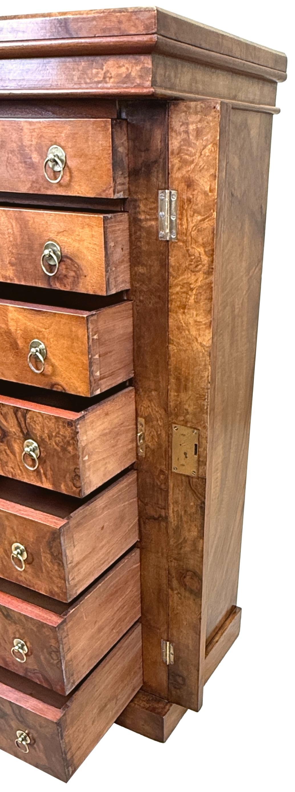 Noce Cassettiera Wellington in noce del XIX secolo in vendita
