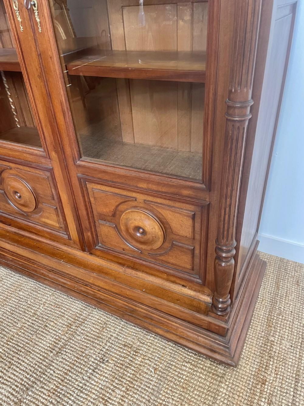 Walnut 2 door French bookcase /display cabinet  In Good Condition For Sale In Budleigh Salterton, GB