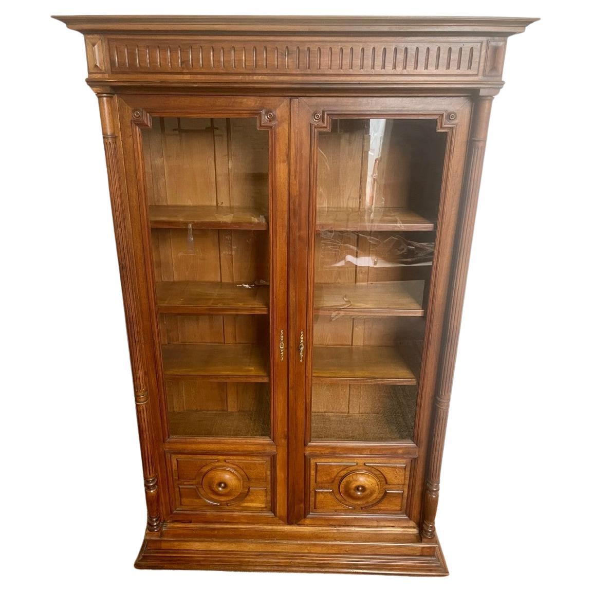 Librería / vitrina francesa de 2 puertas en nogal