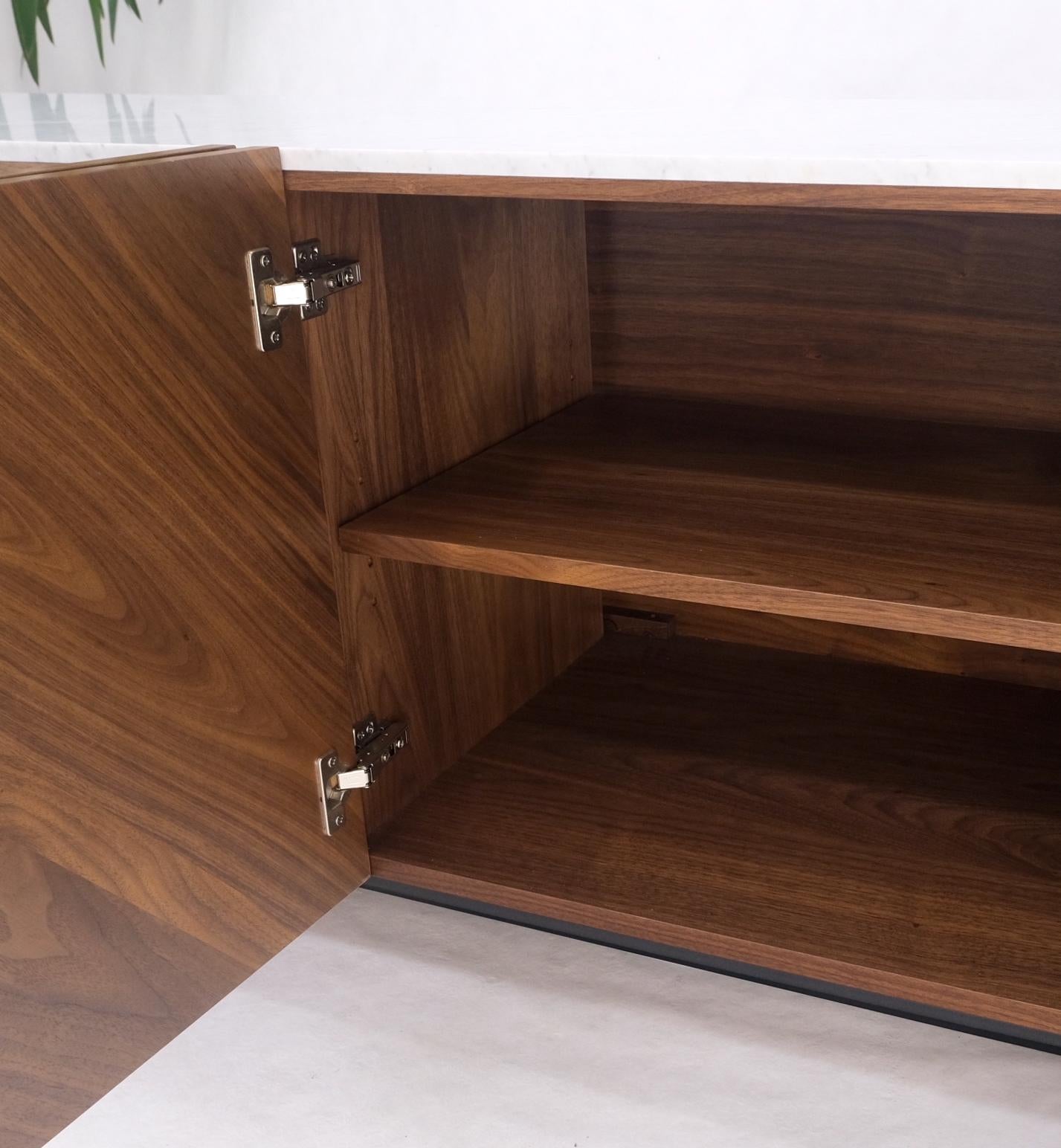 Credenza a 4 ante in noce con piano in marmo di Carrara e gambe a mensola in vendita 2
