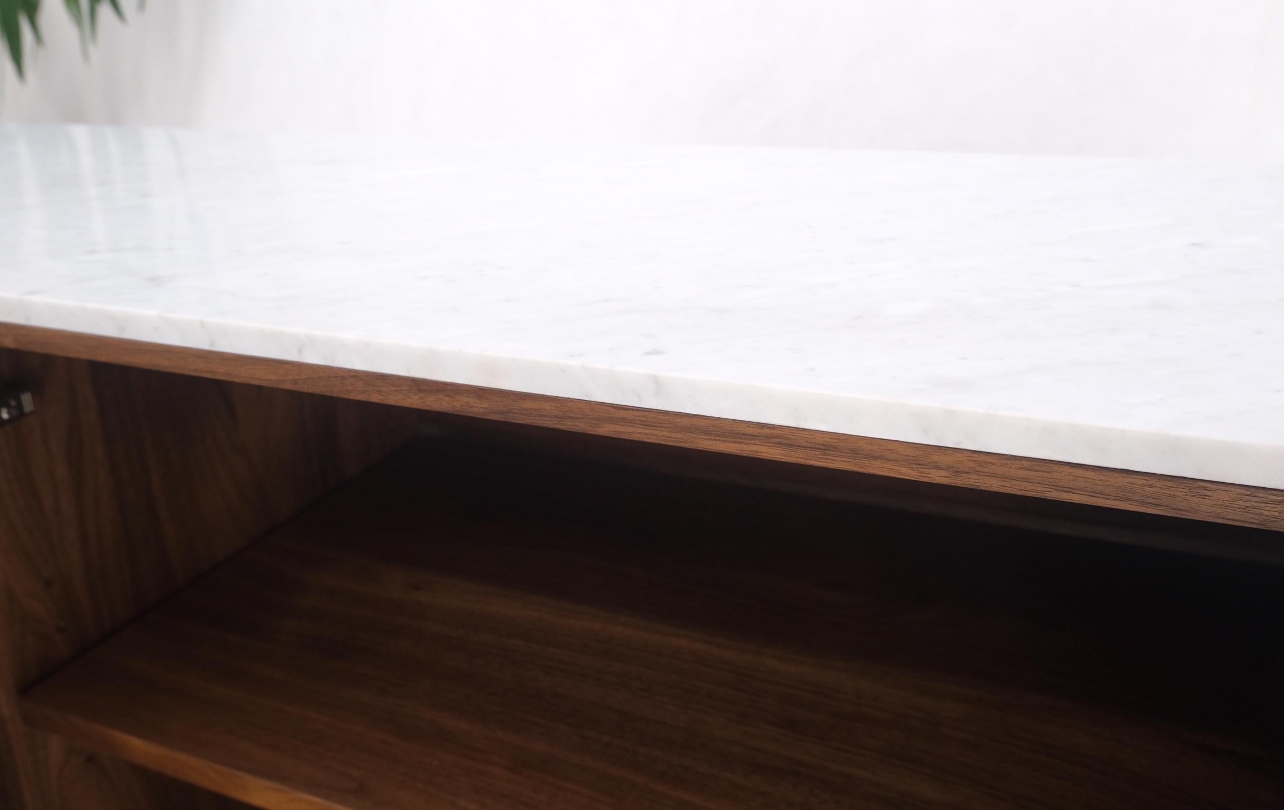Credenza a 4 ante in noce con piano in marmo di Carrara e gambe a mensola in vendita 3