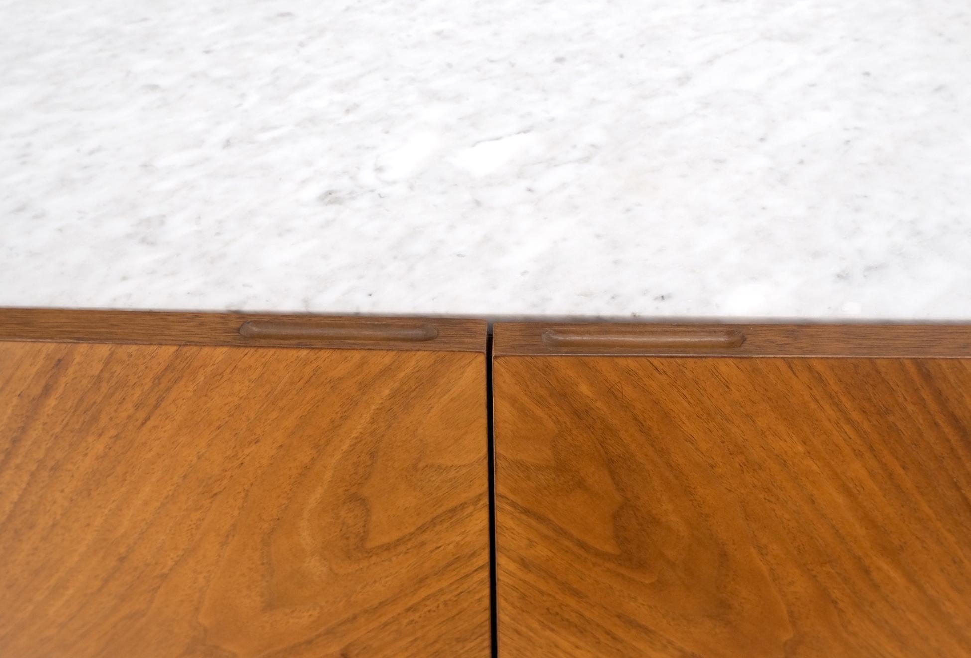 Credenza a 4 ante in noce con piano in marmo di Carrara e gambe a mensola in vendita 4