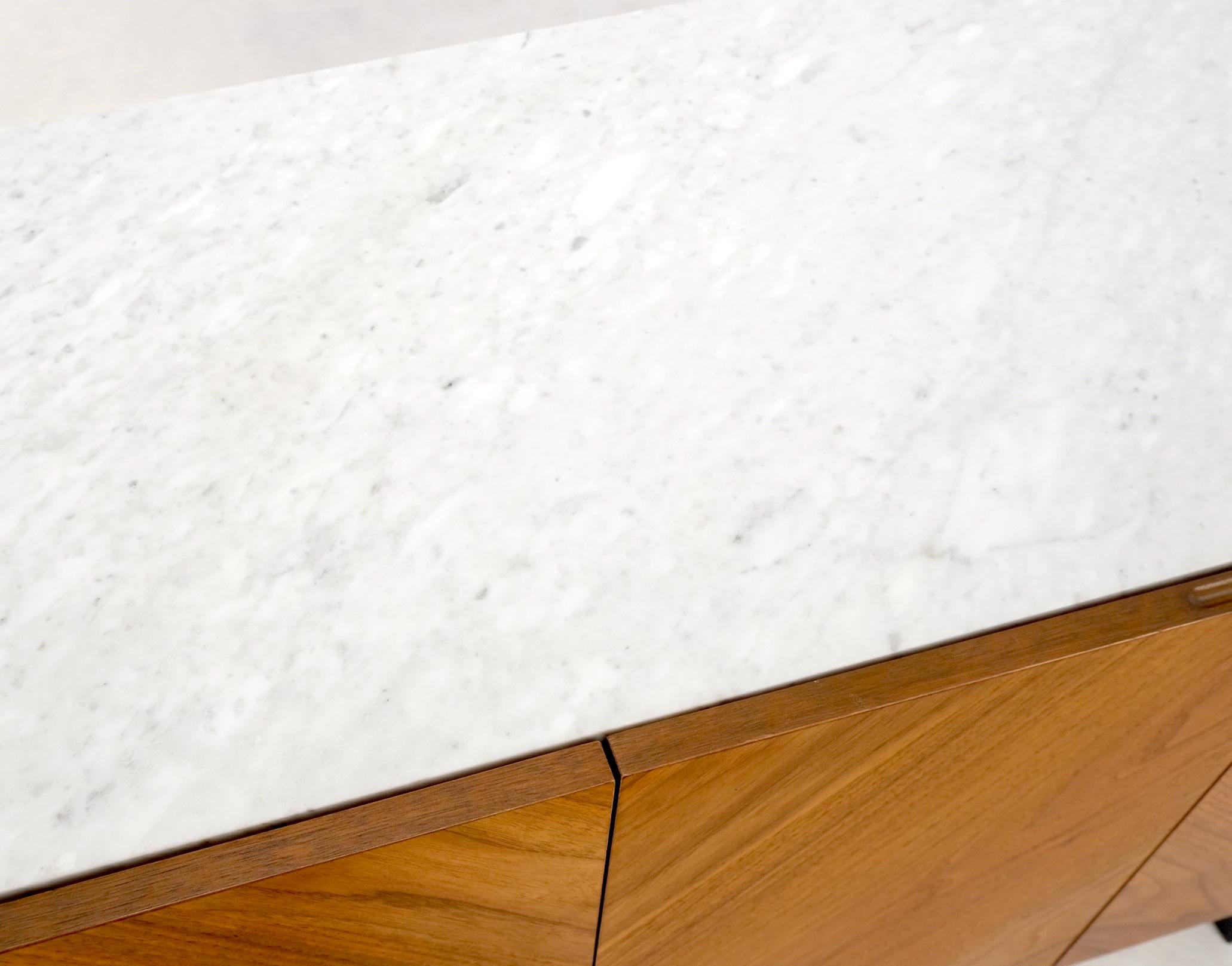 Credenza a 4 ante in noce con piano in marmo di Carrara e gambe a mensola in vendita 5