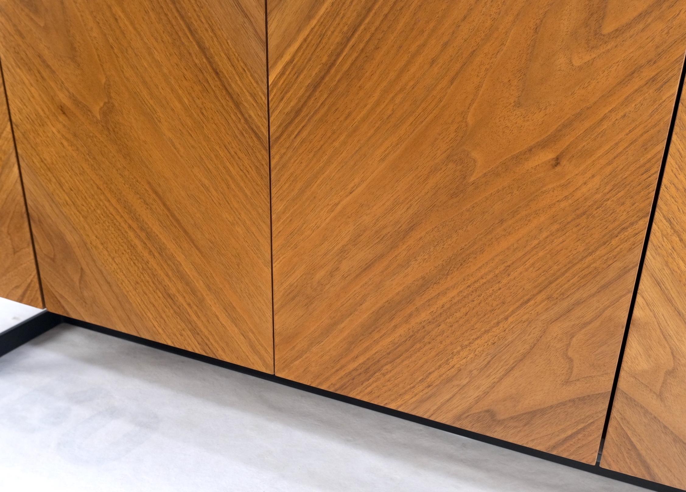Credenza a 4 ante in noce con piano in marmo di Carrara e gambe a mensola in vendita 6