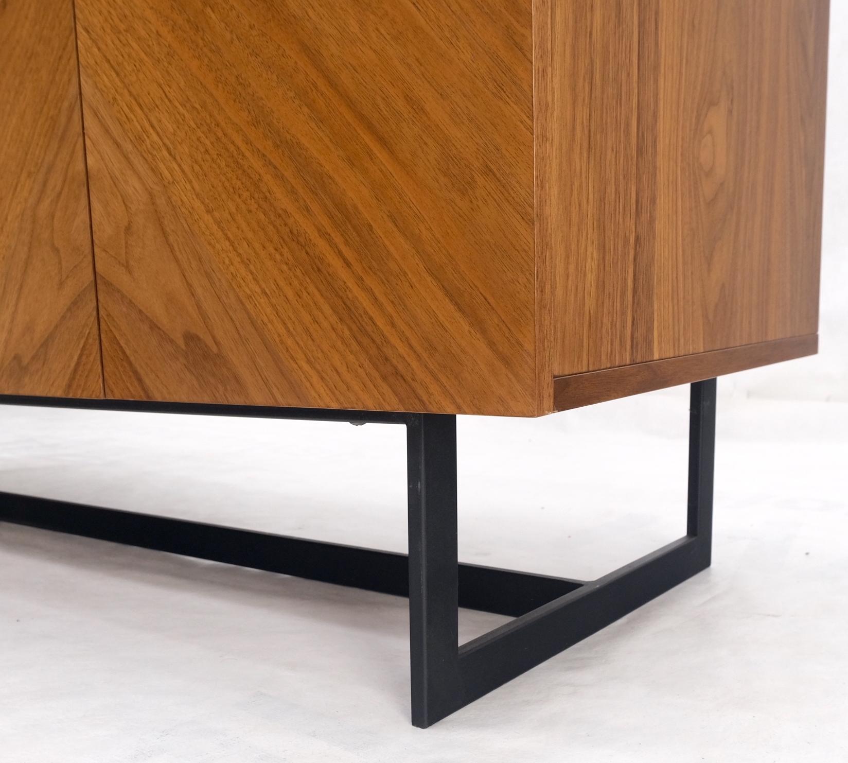Credenza a 4 ante in noce con piano in marmo di Carrara e gambe a mensola in vendita 7