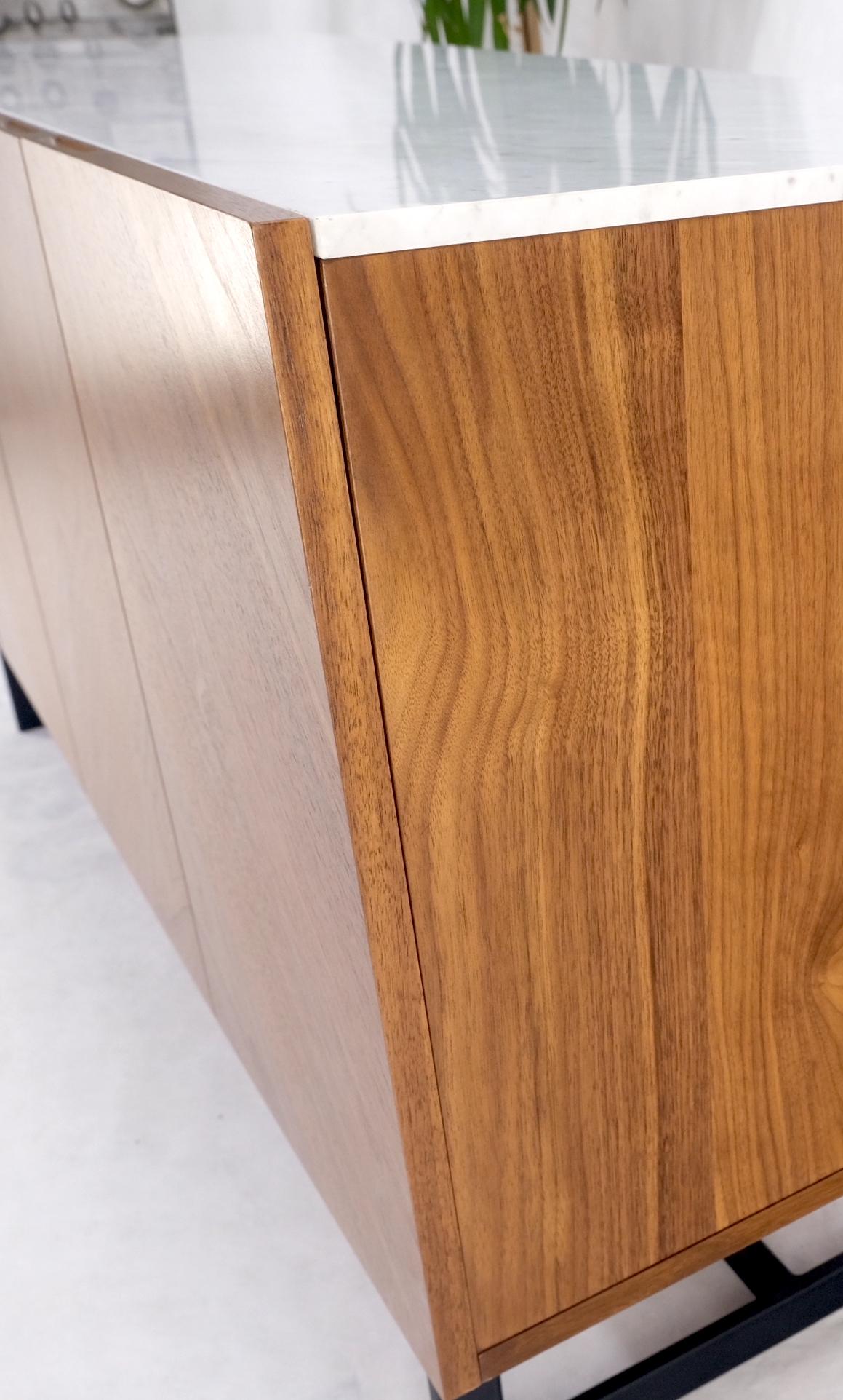 Credenza a 4 ante in noce con piano in marmo di Carrara e gambe a mensola in vendita 8