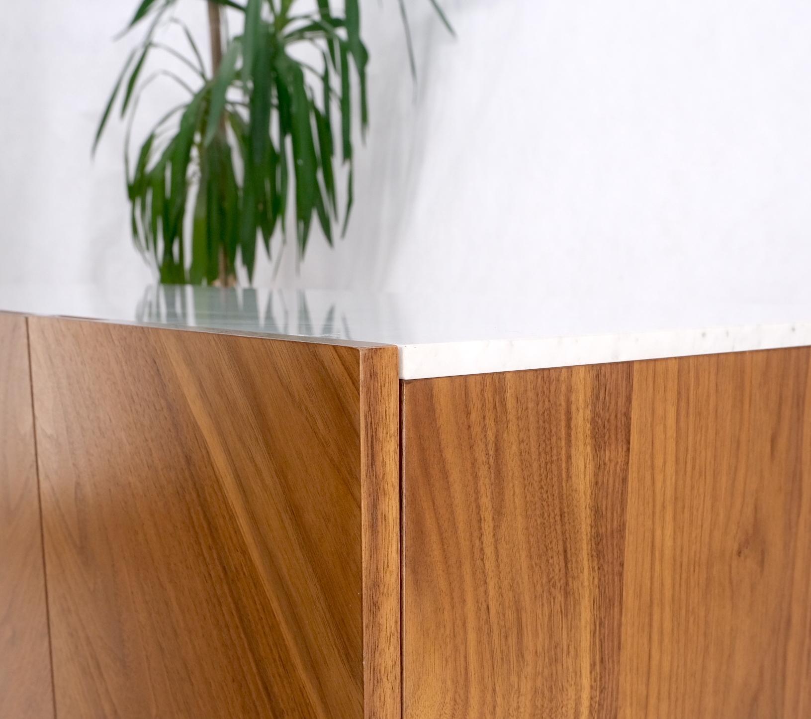 Credenza a 4 ante in noce con piano in marmo di Carrara e gambe a mensola in vendita 9