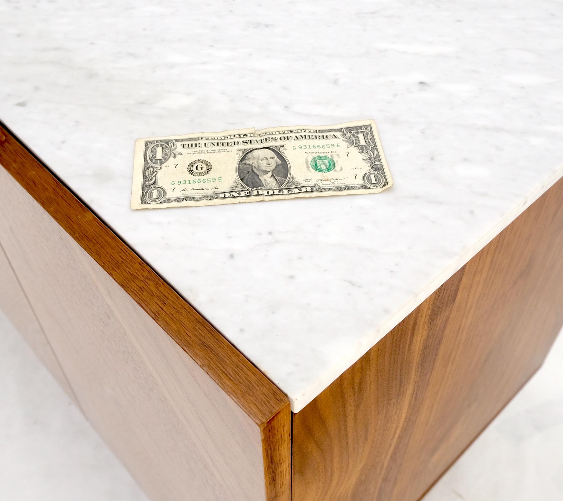 Credenza a 4 ante in noce con piano in marmo di Carrara e gambe a mensola in vendita 10