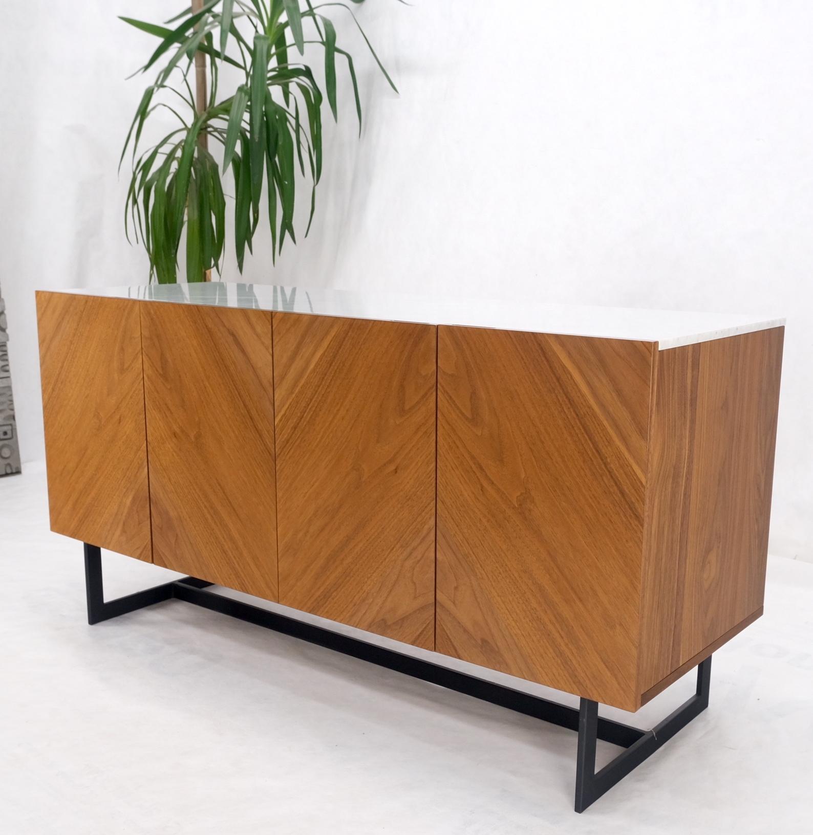 Credenza a 4 ante in noce con piano in marmo di carrara e gambe a mensola, nuova di zecca!