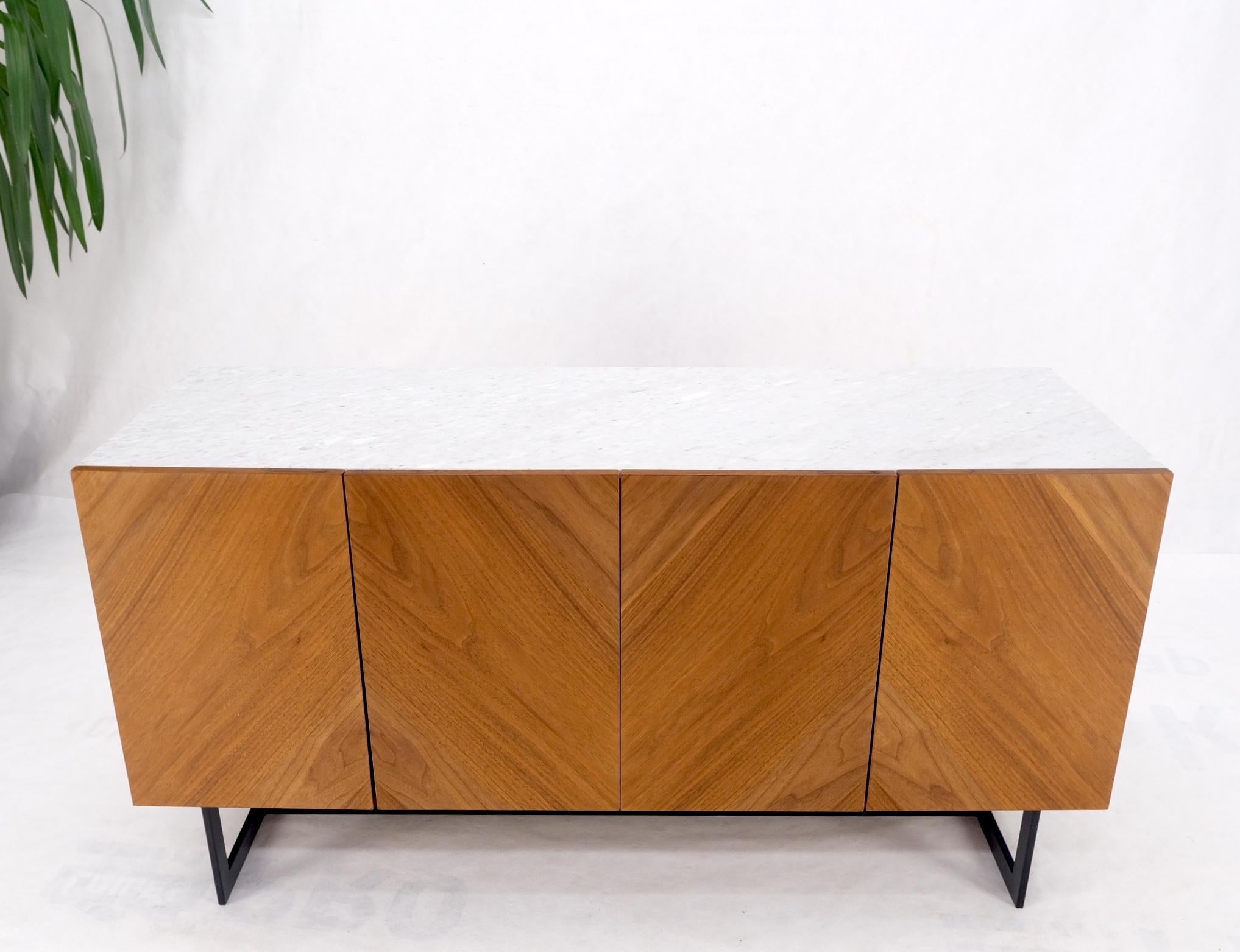 Mid-Century moderno Credenza a 4 ante in noce con piano in marmo di Carrara e gambe a mensola in vendita