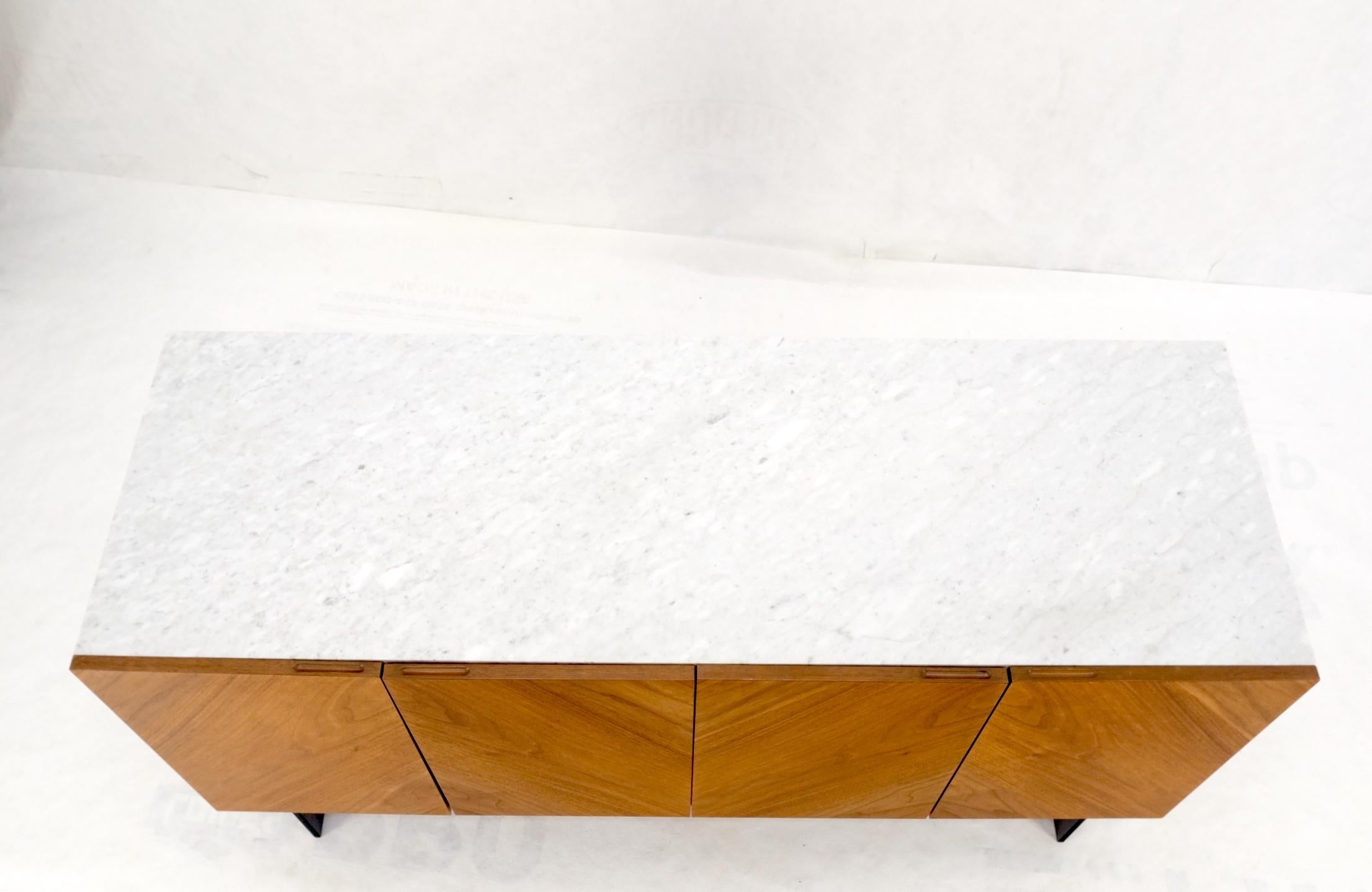 Americano Credenza a 4 ante in noce con piano in marmo di Carrara e gambe a mensola in vendita