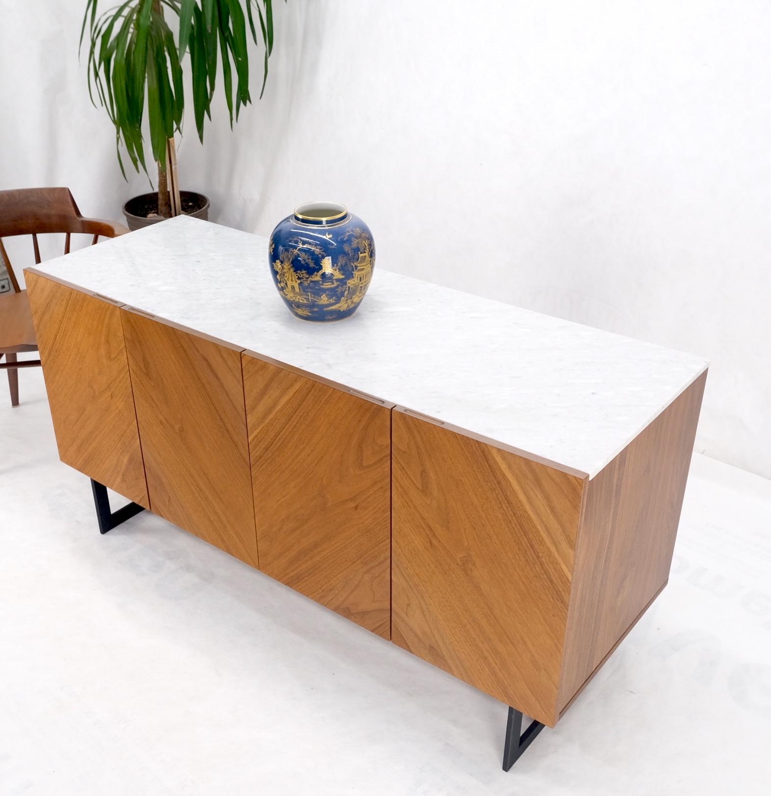Laccato Credenza a 4 ante in noce con piano in marmo di Carrara e gambe a mensola in vendita