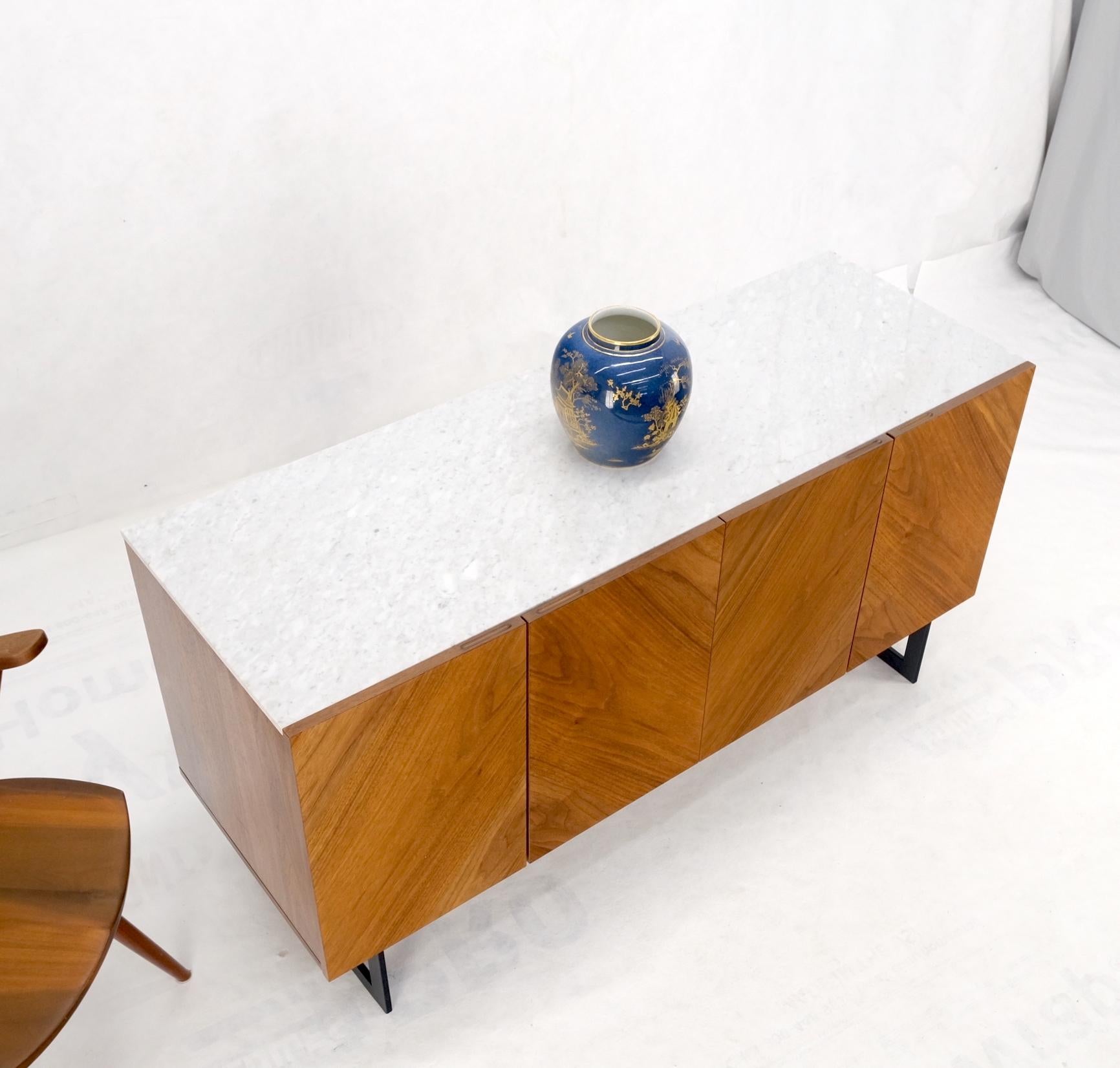 Credenza a 4 ante in noce con piano in marmo di Carrara e gambe a mensola In condizioni buone in vendita a Rockaway, NJ