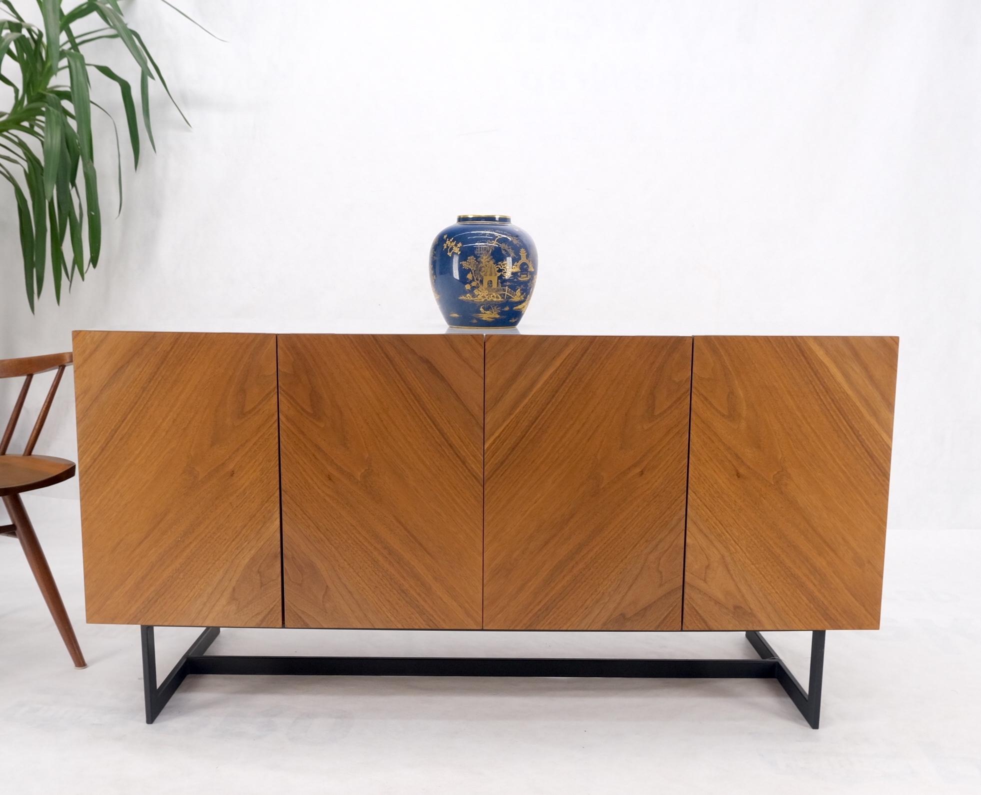 XX secolo Credenza a 4 ante in noce con piano in marmo di Carrara e gambe a mensola in vendita