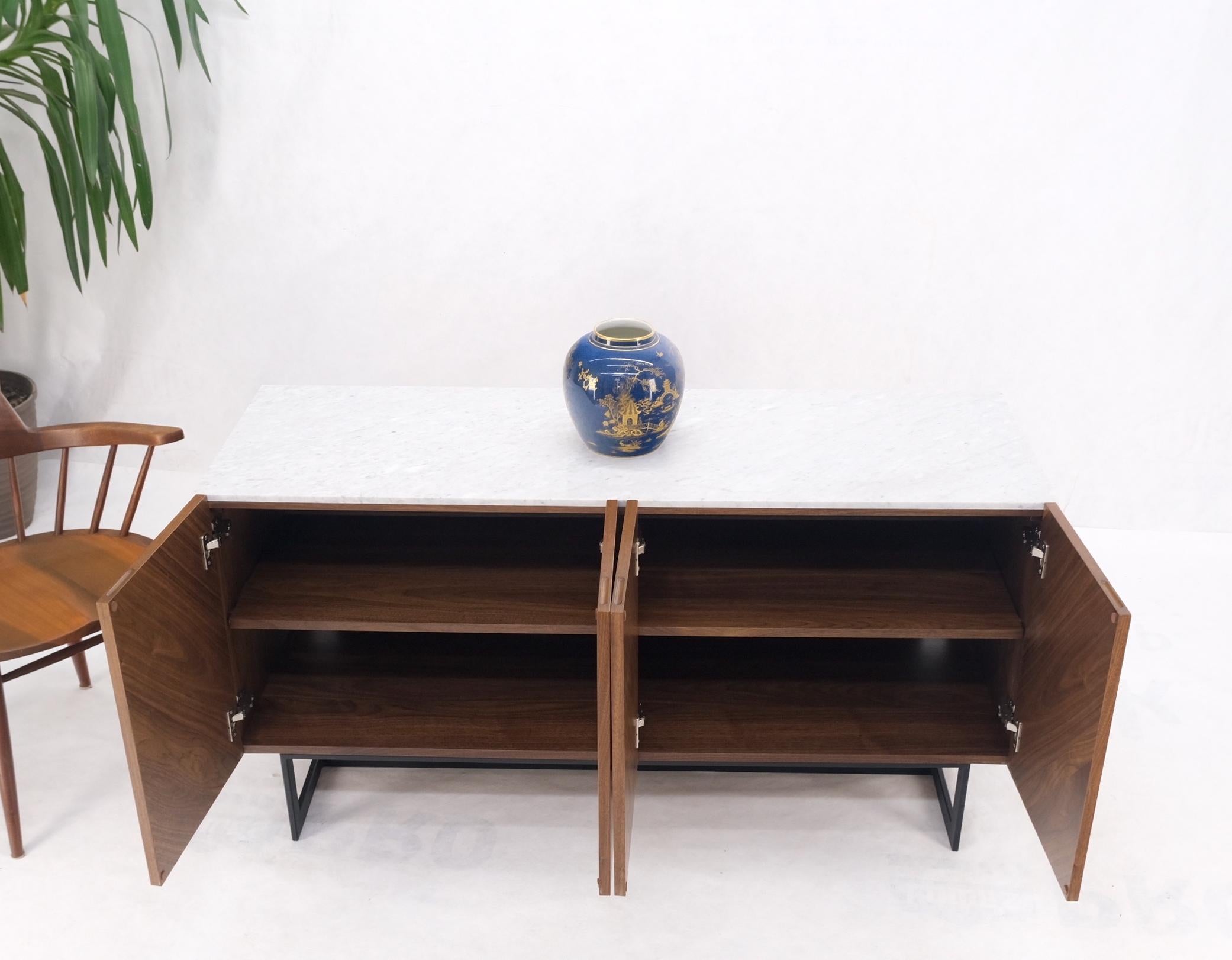 Marmo Credenza a 4 ante in noce con piano in marmo di Carrara e gambe a mensola in vendita