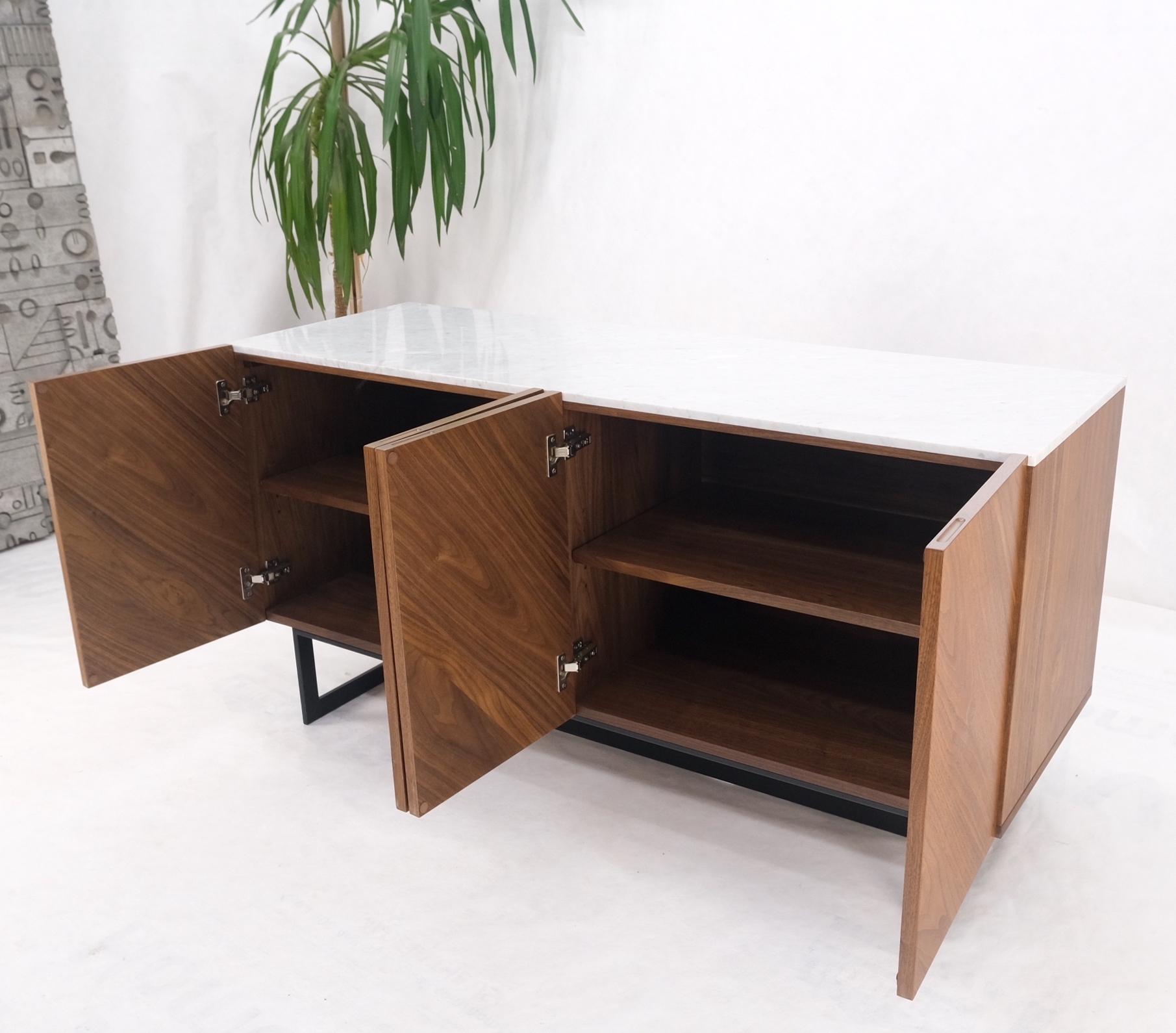 Credenza a 4 ante in noce con piano in marmo di Carrara e gambe a mensola in vendita 1