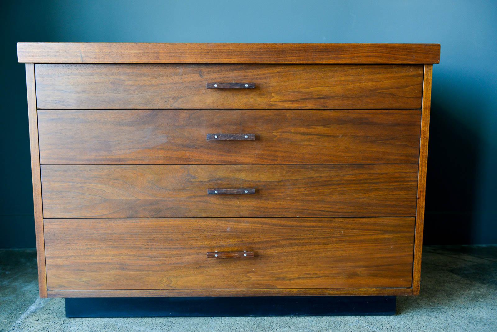 Walnut 4-drawer cabinet by Milo Baughman for Glenn of California, circa 1965. Original black laminate top with rosewood drawer pulls on a black platform base. Very good vintage condition, unrestored with only slight wear as shown.

Measures: 37