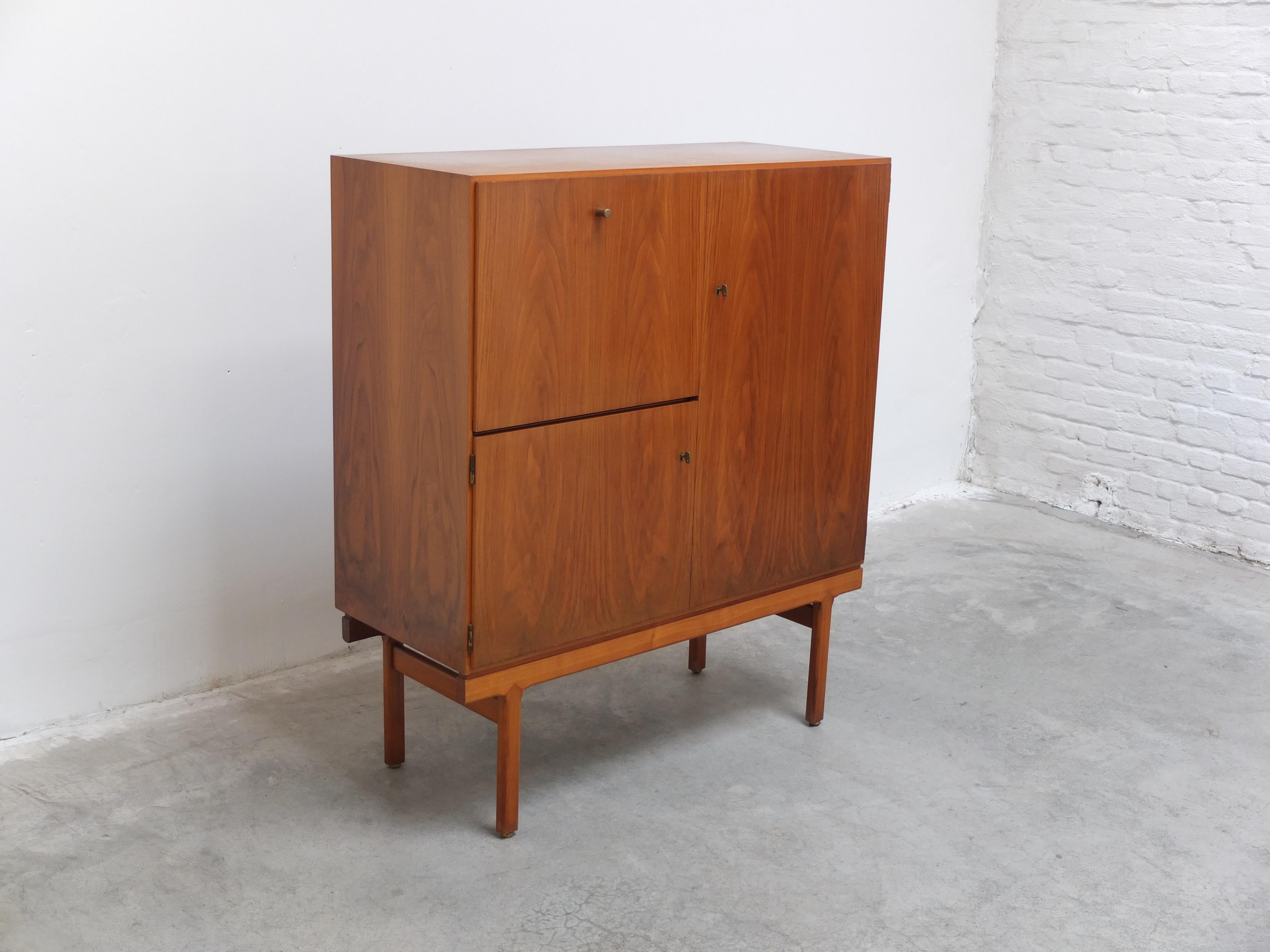 Mid-Century moderno Mobile bar 'Abstracta' in noce di Jos De Mey per Van den Berghe-Pauvers, anni '60 in vendita