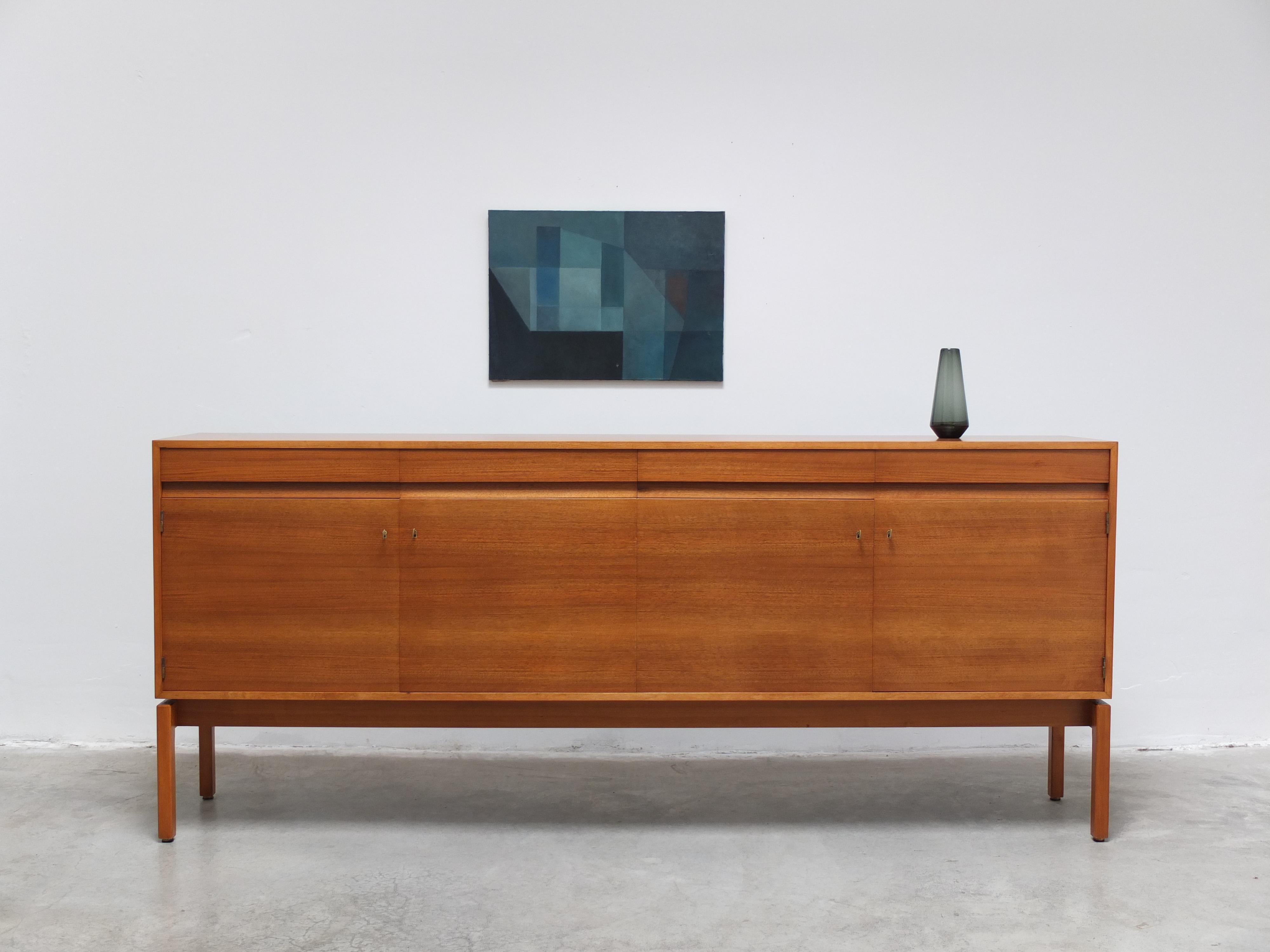 Aparador 'Abstracta' de nogal de Jos De Mey para Van den Berghe-Pauvers, años 60 en venta 13