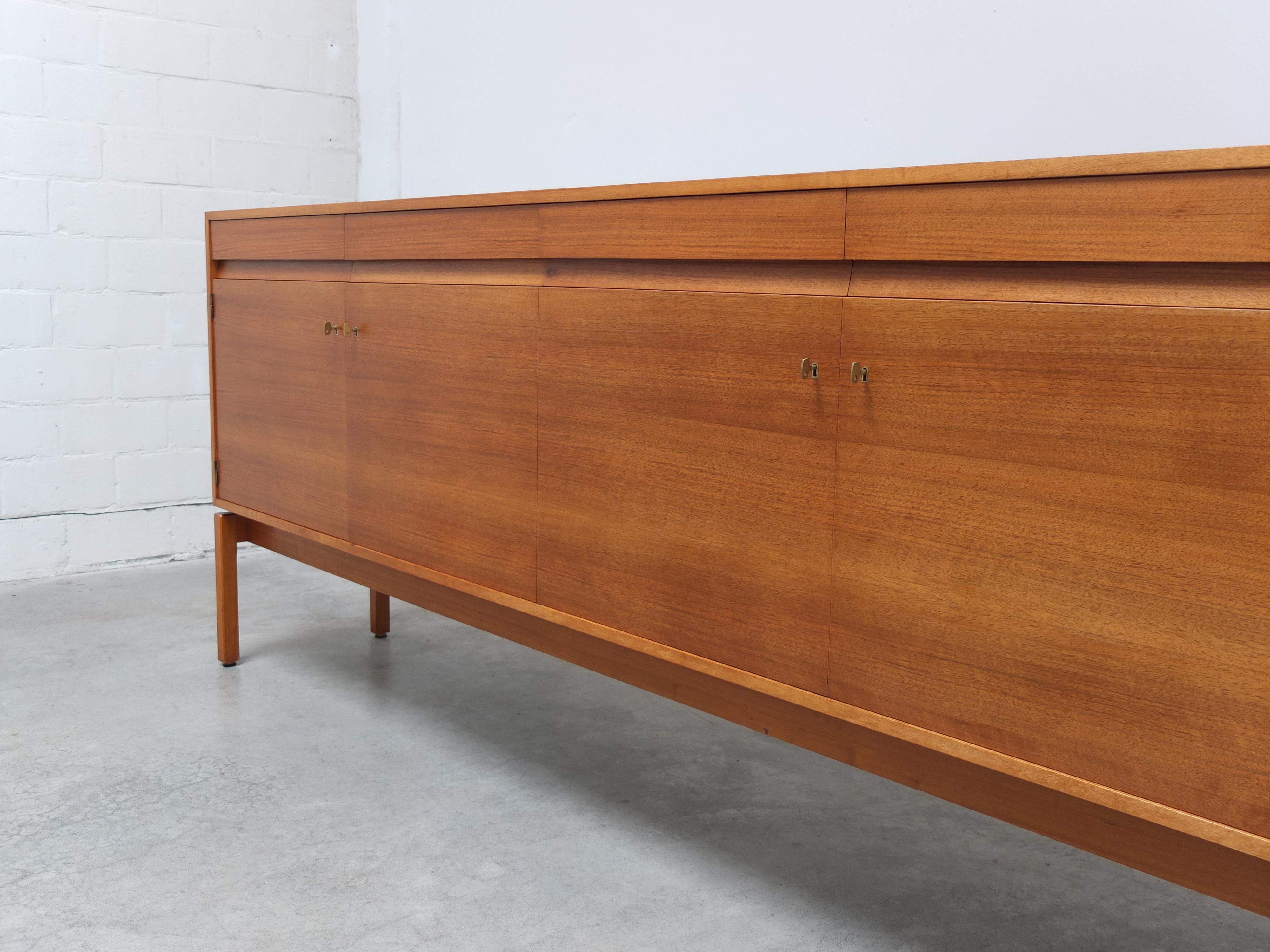 Aparador 'Abstracta' de nogal de Jos De Mey para Van den Berghe-Pauvers, años 60 en Bueno estado para la venta en Antwerpen, VAN