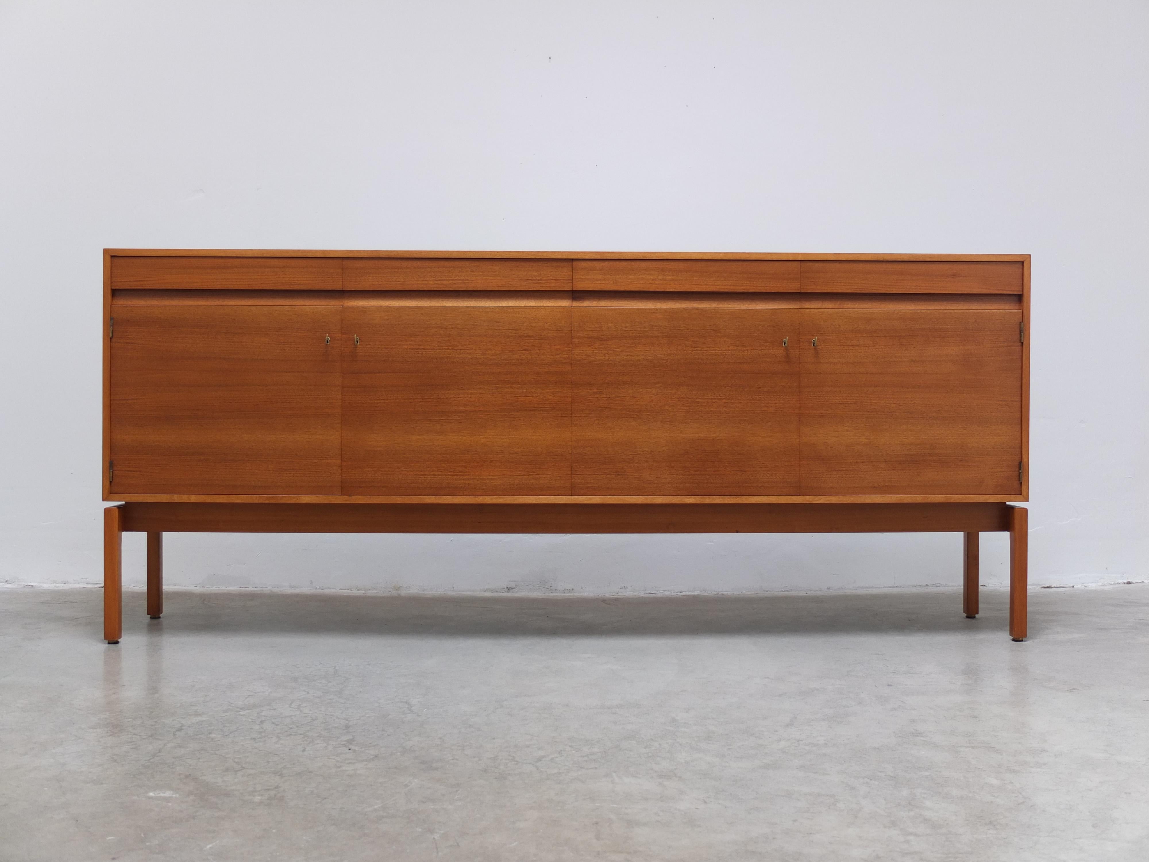 Aparador 'Abstracta' de nogal de Jos De Mey para Van den Berghe-Pauvers, años 60 en venta 1