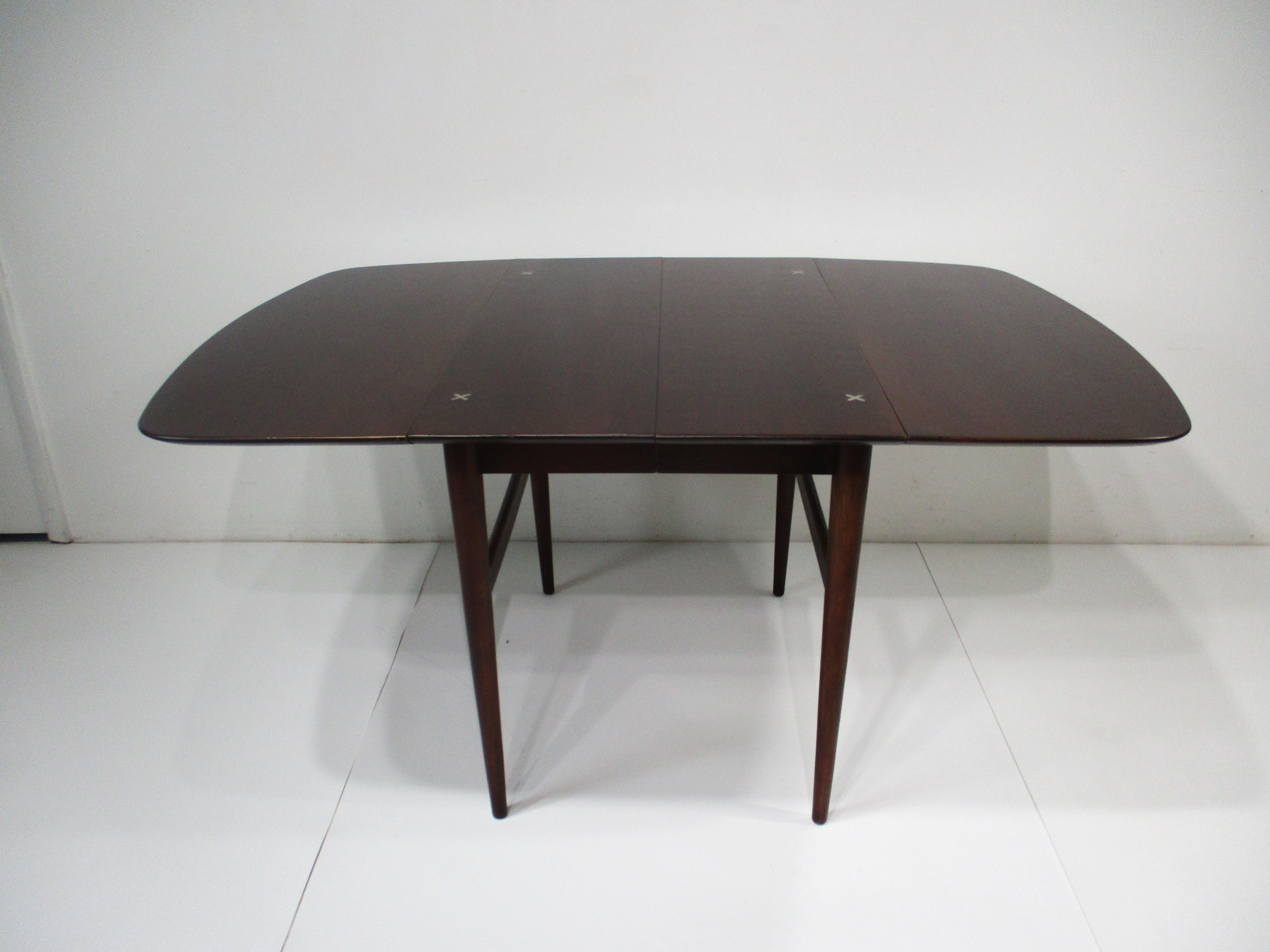 Walnut Accord Dining Table by Merton Gershun for American of Martinsville   In Good Condition For Sale In Cincinnati, OH