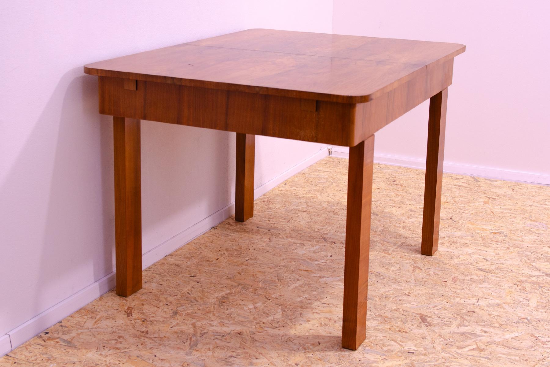 Walnut adjustable dining table, 1930´s, Czechoslovakia In Good Condition For Sale In Prague 8, CZ